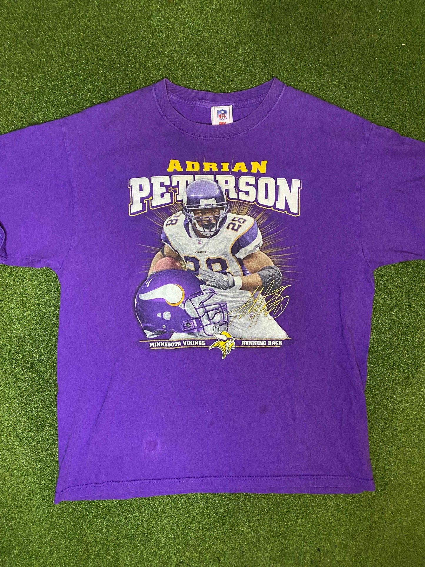 00s Minnesota Vikings - Adrian Peterson - Vintage NFL Player T-Shirt (Large) - Gametime Vintage