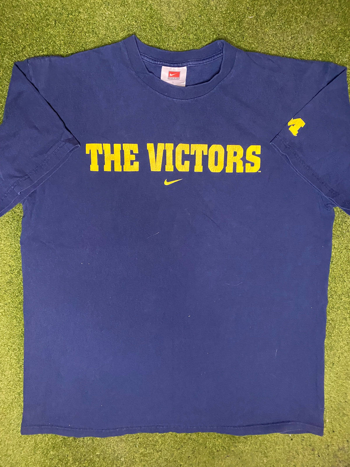 00s Michigan Wolverines - Nike - The Victors - Vintage College T-Shirt (Large) - Gametime Vintage