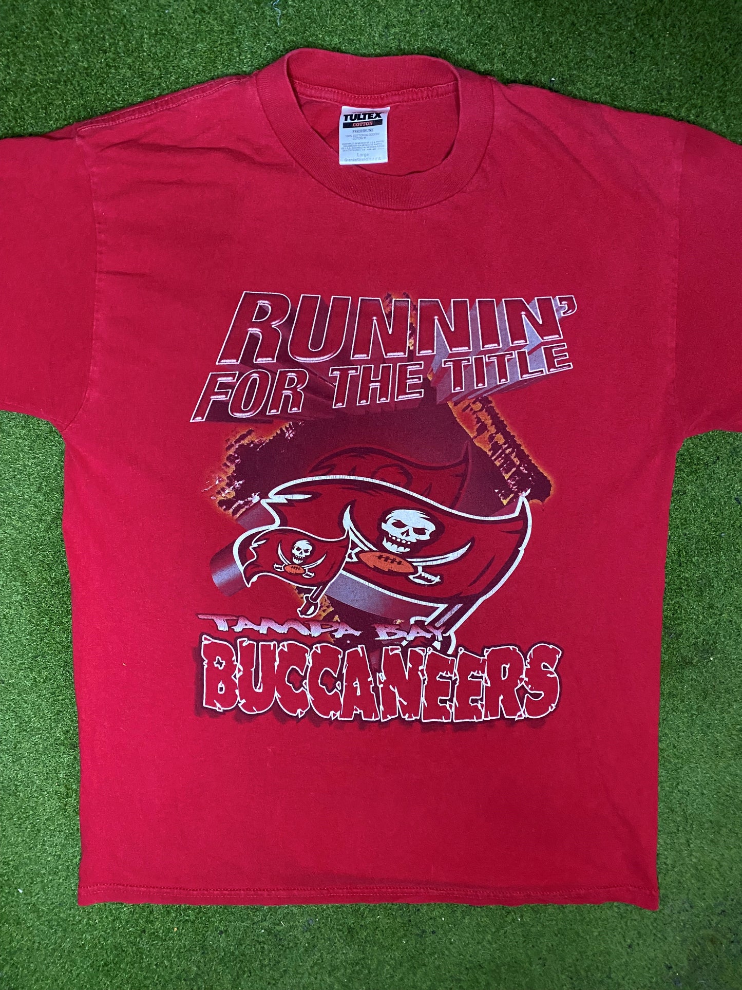 00s Tampa Bay Buccaneers - Runnin' For the Title - Vintage NFL T-Shirt (Large) - Gametime Vintage