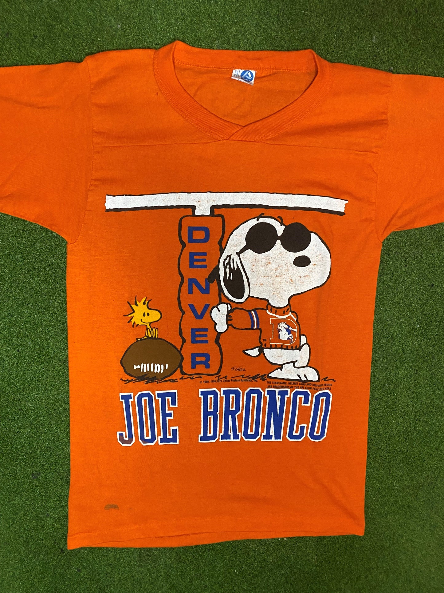 1971 Denver Broncos - Joe Bronco - Snoopy Crossover - Vintage NFL T-Shirt (Small) - Gametime Vintage