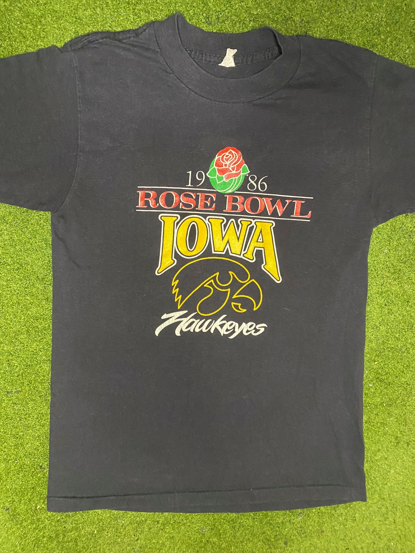1986 Iowa Hawkeyes - Rose Bowl - Vintage College T-Shirt (Medium) - Gametime Vintage