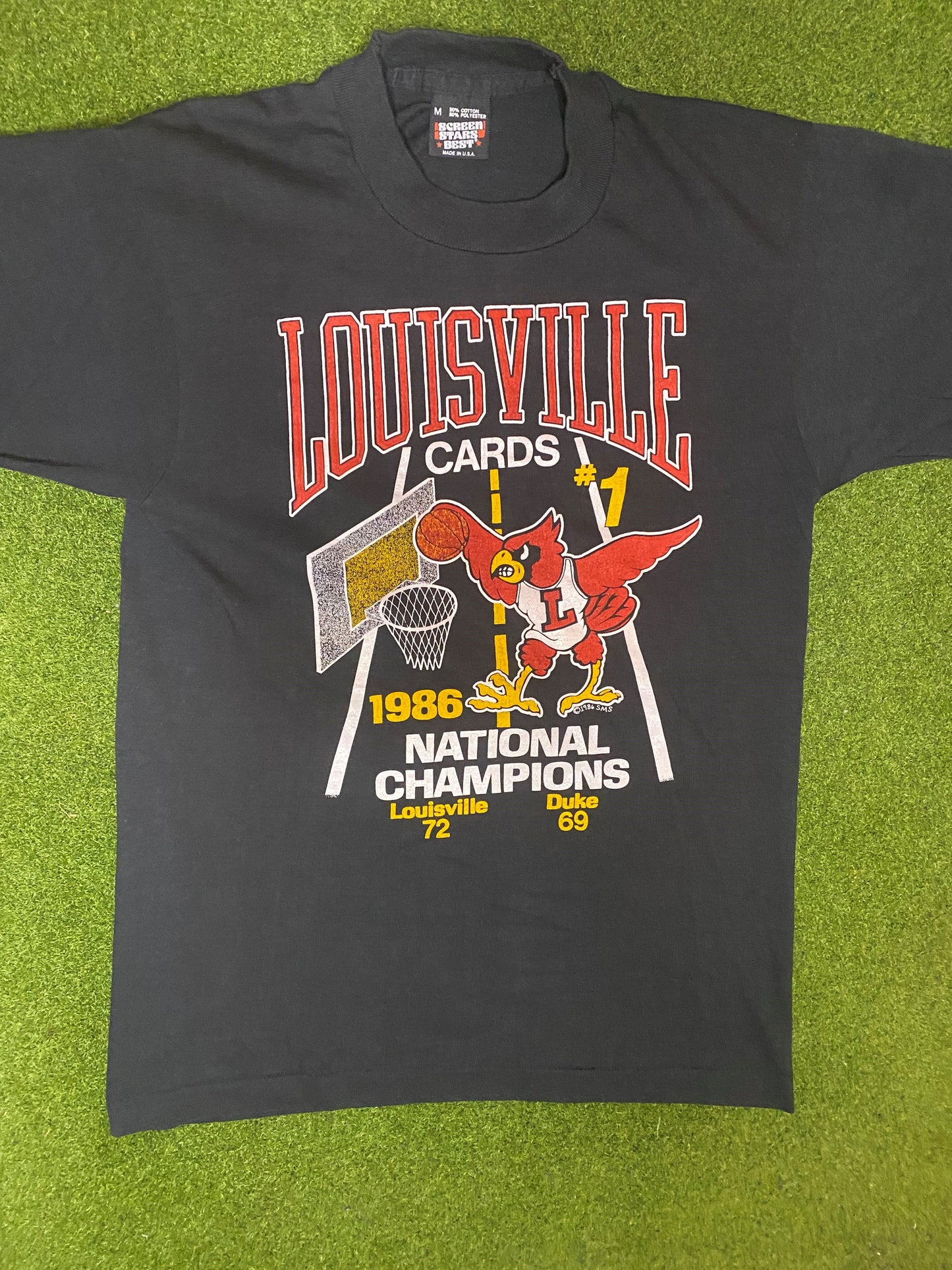 1986 Louisville Cardinals - National Champions - Vintage College Basketball T-Shirt (Medium) - Gametime Vintage