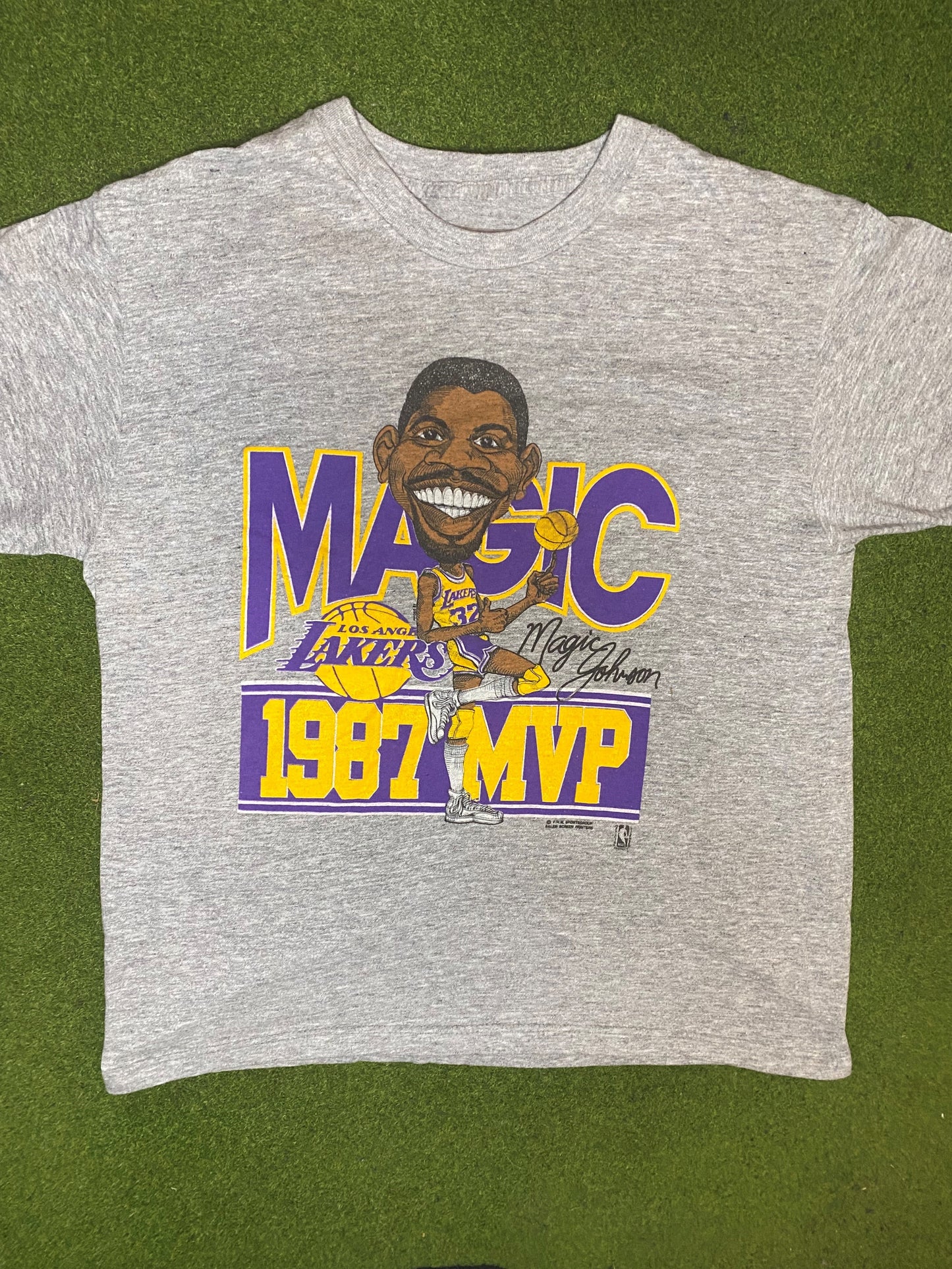 1987 Los Angeles Lakers - Magic Johnson MVP - Vintage NBA Player T-Shirt (Large) - Gametime Vintage