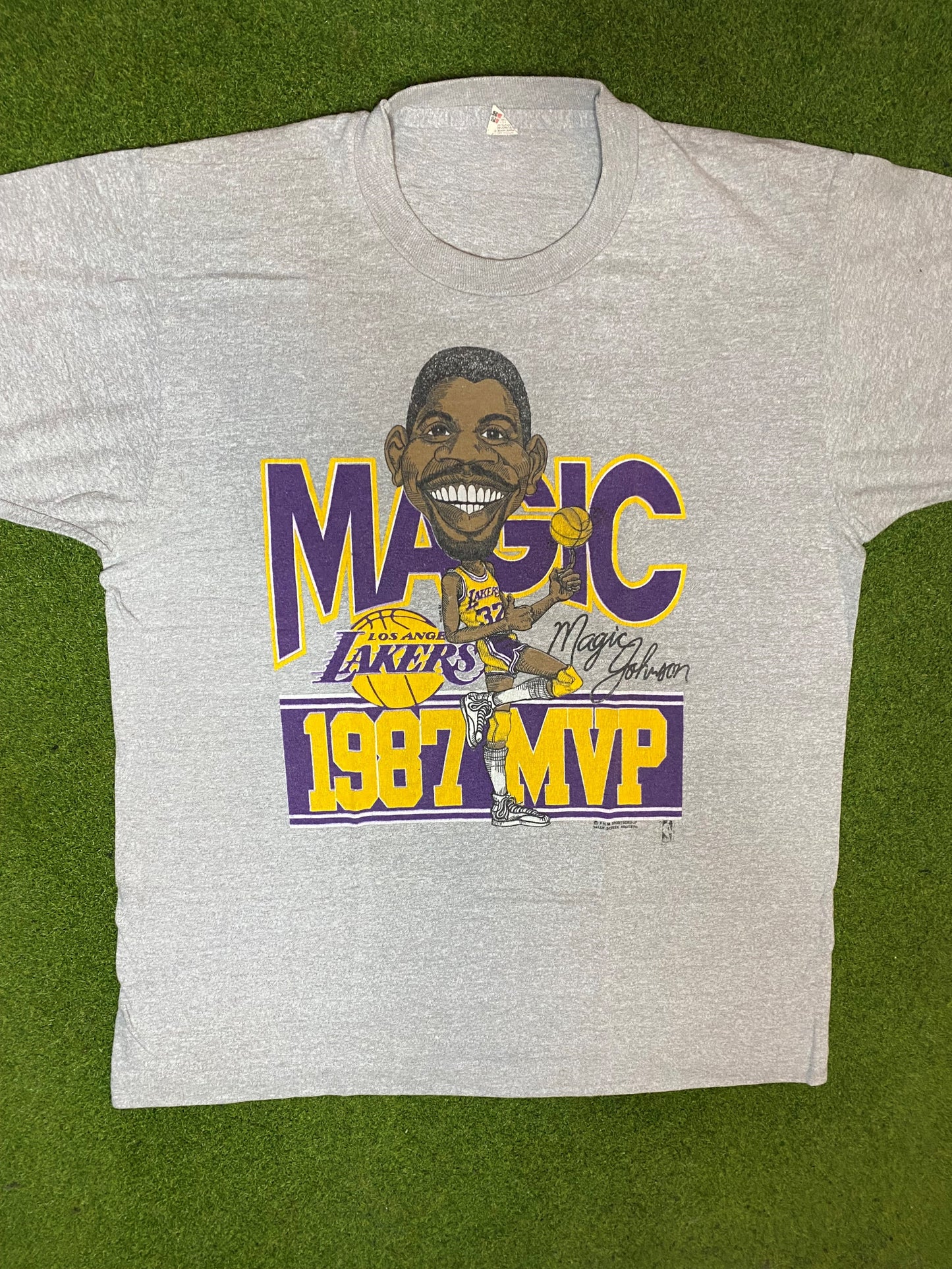 1987 Los Angeles Lakers - Magic Johnson MVP - Vintage NBA Player T-Shirt (Large) - Gametime Vintage