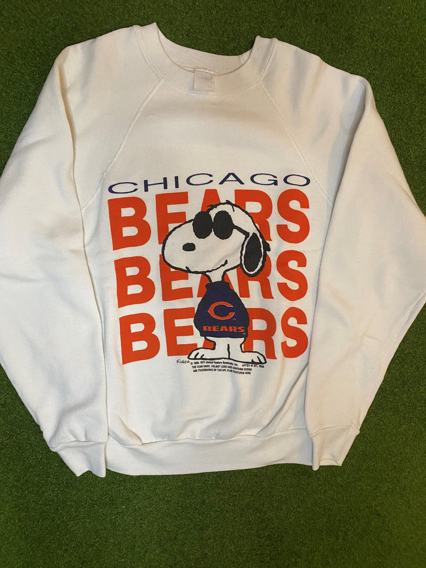 1988 Chicago Bears - Snoopy Crossover - Vintage NFL Sweatshirt (Medium) - Gametime Vintage