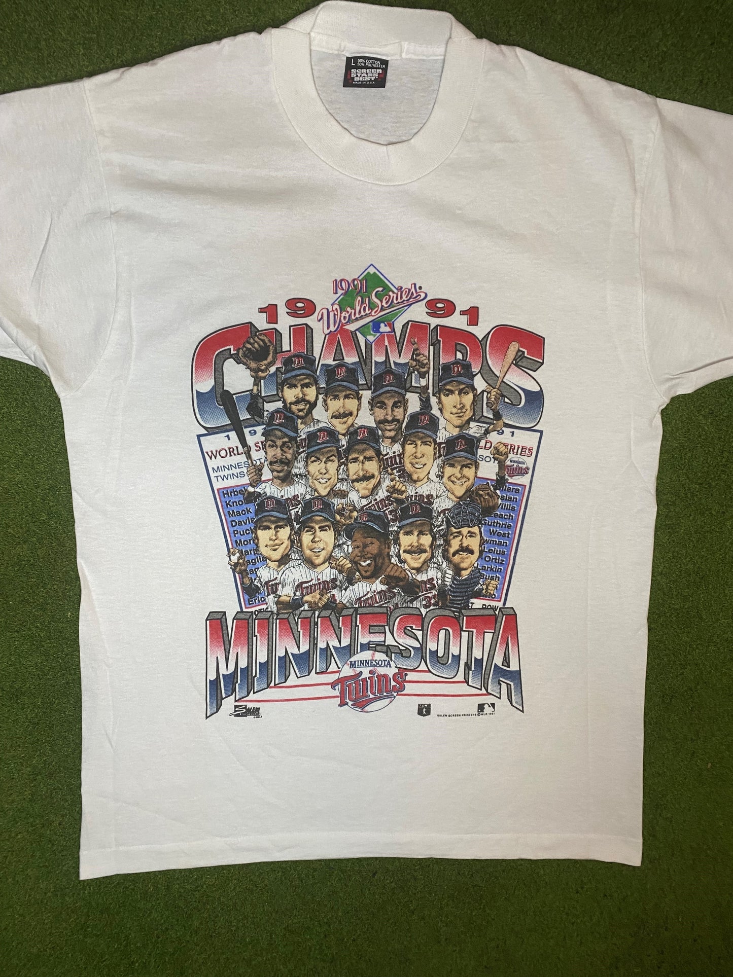 1991 Minnesota Twins - World Series Roster Caricature - Vintage MLB T-Shirt (Large) - Gametime Vintage