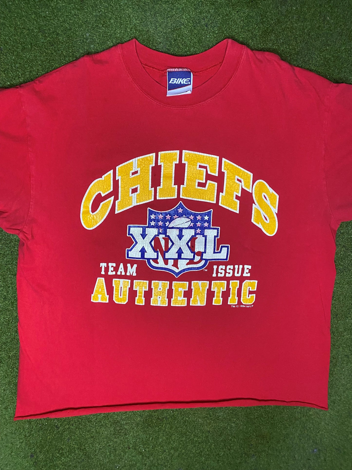1994 Kansas City Chiefs - Vintage NFL Cropped T-Shirt (Large) - Gametime Vintage