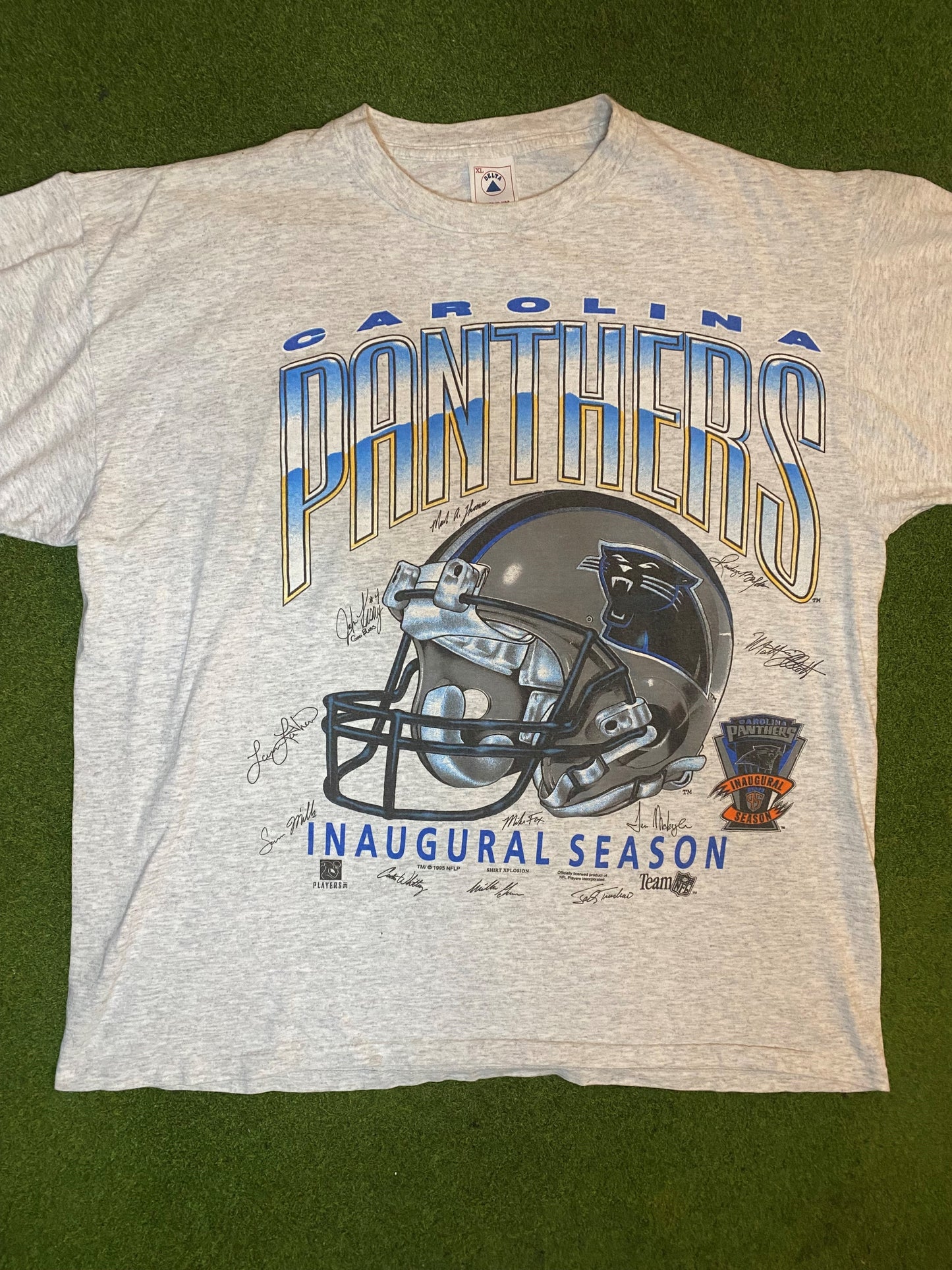 1995 Carolina Panthers - Inaugural Season Big Helmet - Vintage NFL T-Shirt (XL) - Gametime Vintage