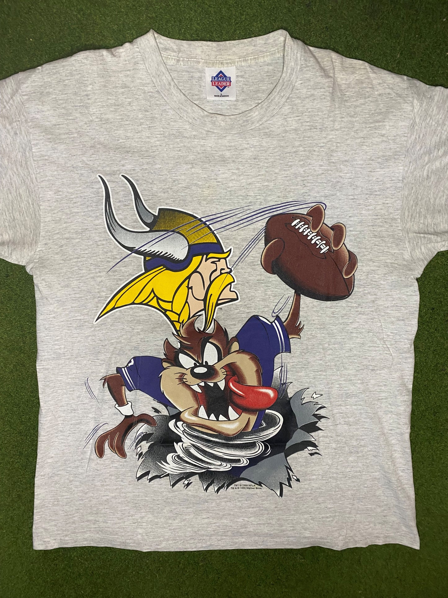 1995 Minnesota Vikings - Taz Crossover - Vintage NFL T-Shirt (Large) - Gametime Vintage