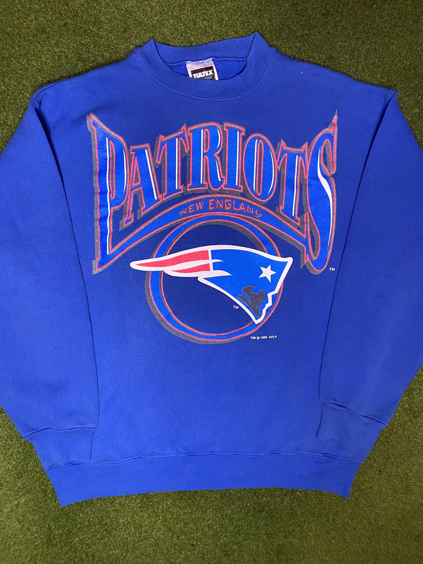 1995 New England Patriots - Vintage NFL Sweatshirt (Large) - Gametime Vintage