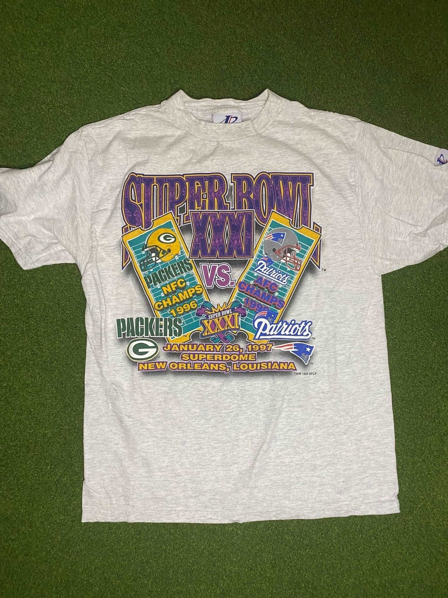 1996 Super Bowl XXXI - Patriots vs Packers - Vintage NFL Tee Shirt (Medium) - Gametime Vintage