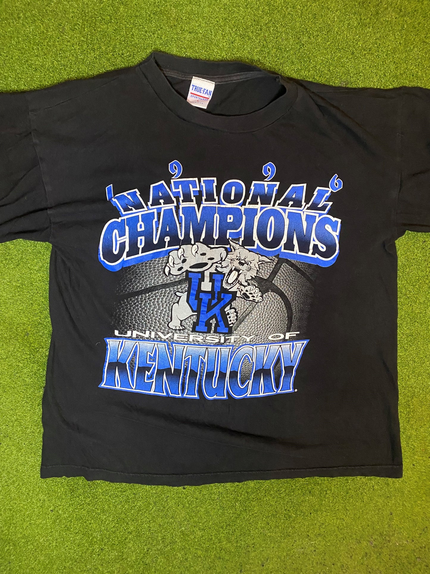 1996 Kentucky Wildcats - National Champions - Vintage College Basketball T-Shirt (Large) - Gametime Vintage