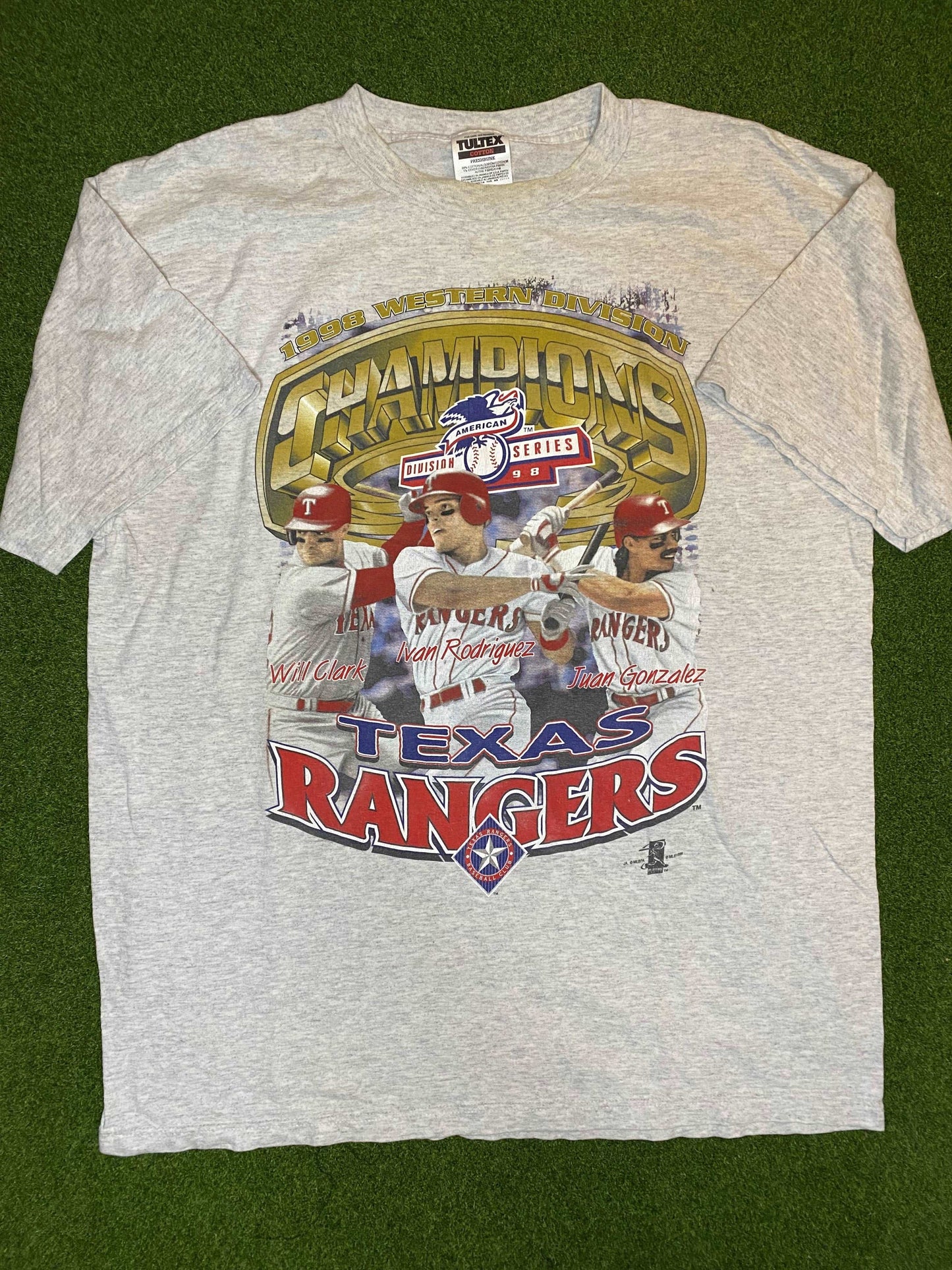 1996 Texas Rangers - Div Champs Ft. Ivan Rodriguez, Will Clark and Juan Gonzalez - Vintage MLB Tee Shirt (XL) - Gametime Vintage