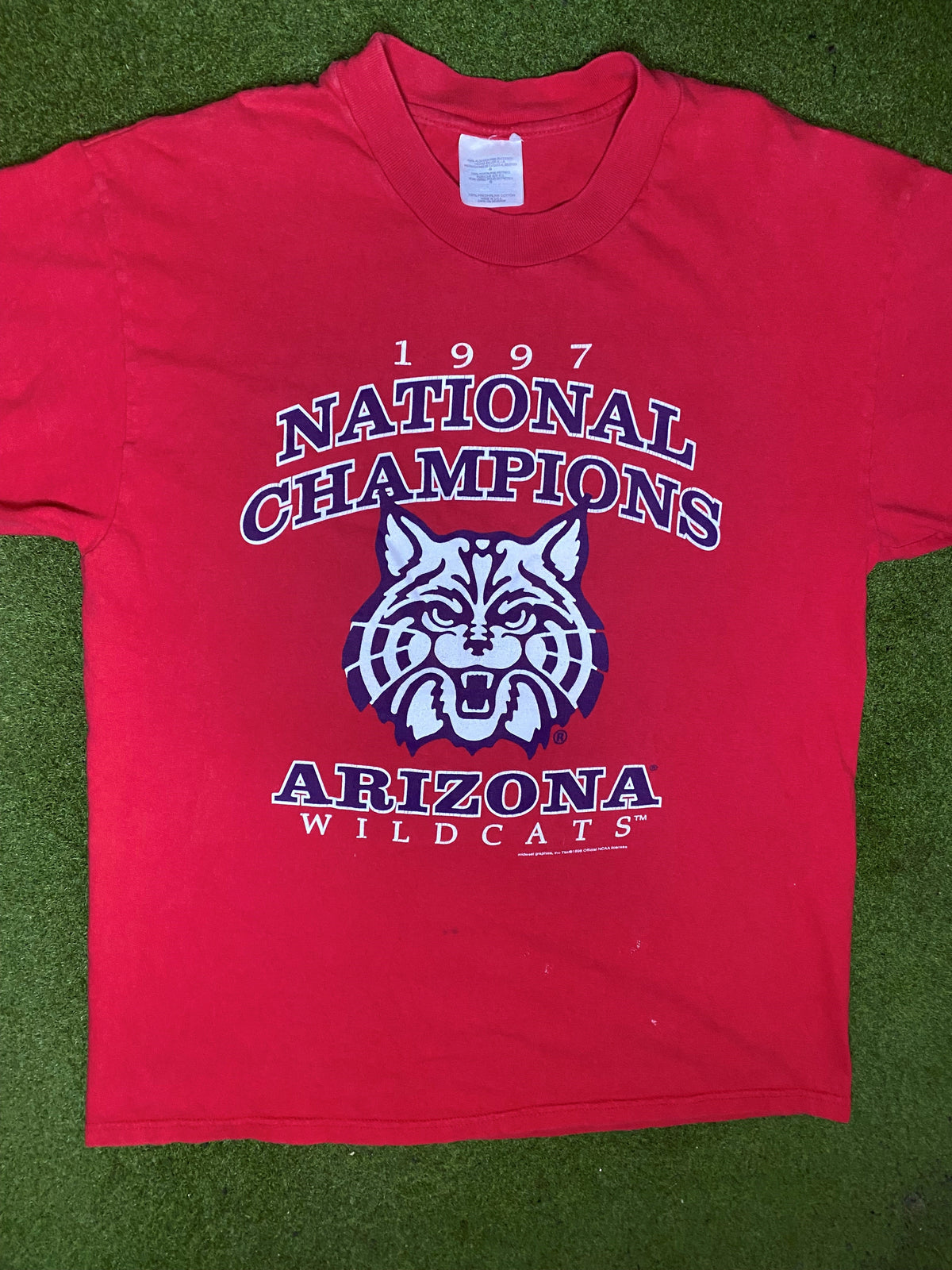 1997 Arizona Wildcats - National Champions - Vintage College Basketball T-Shirt (Large) - Gametime Vintage