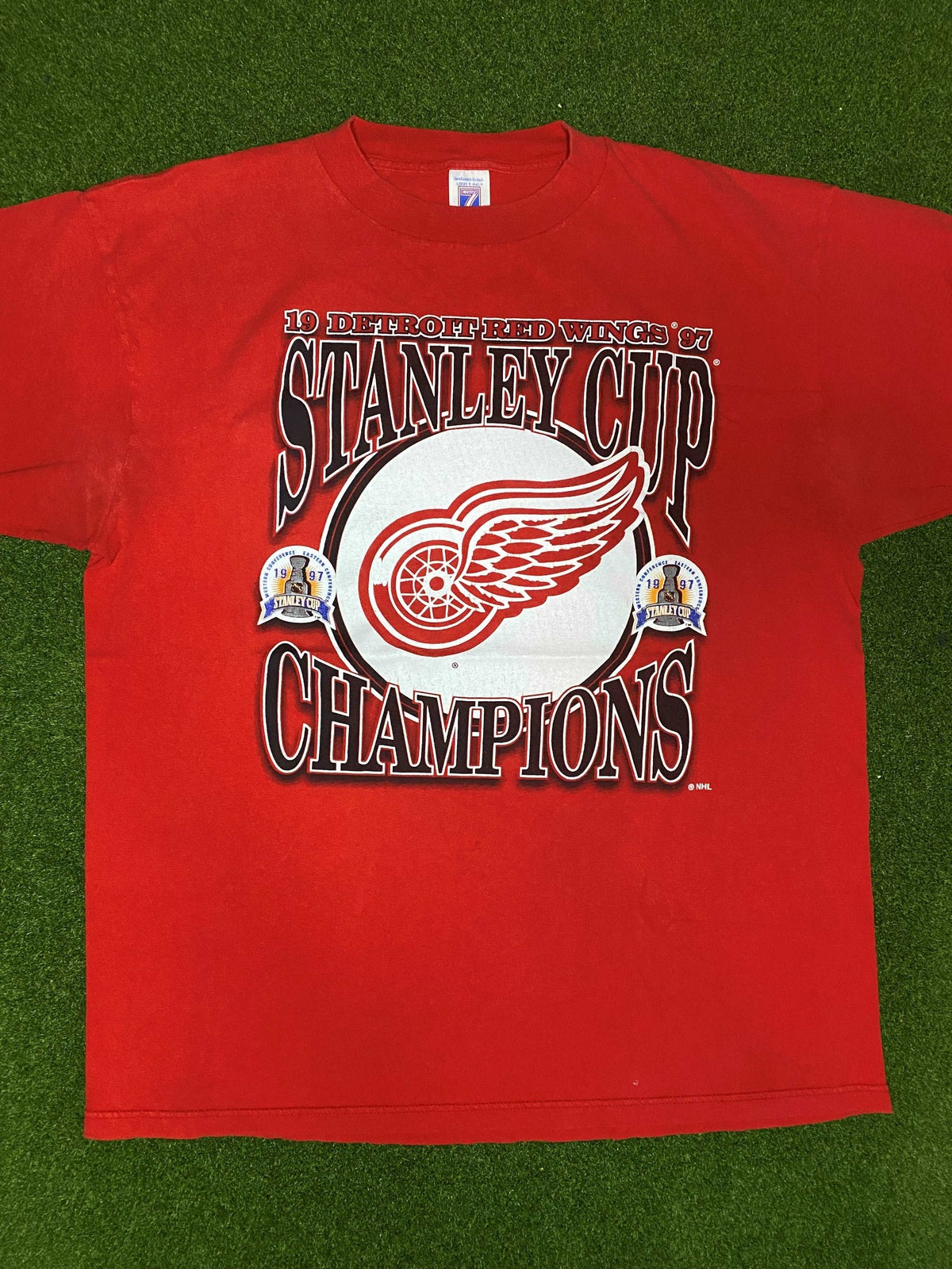 1997 Detroit Red Wings - Stanley Cup Champions - Vintage NHL Tee Shirt (XL) - Gametime Vintage