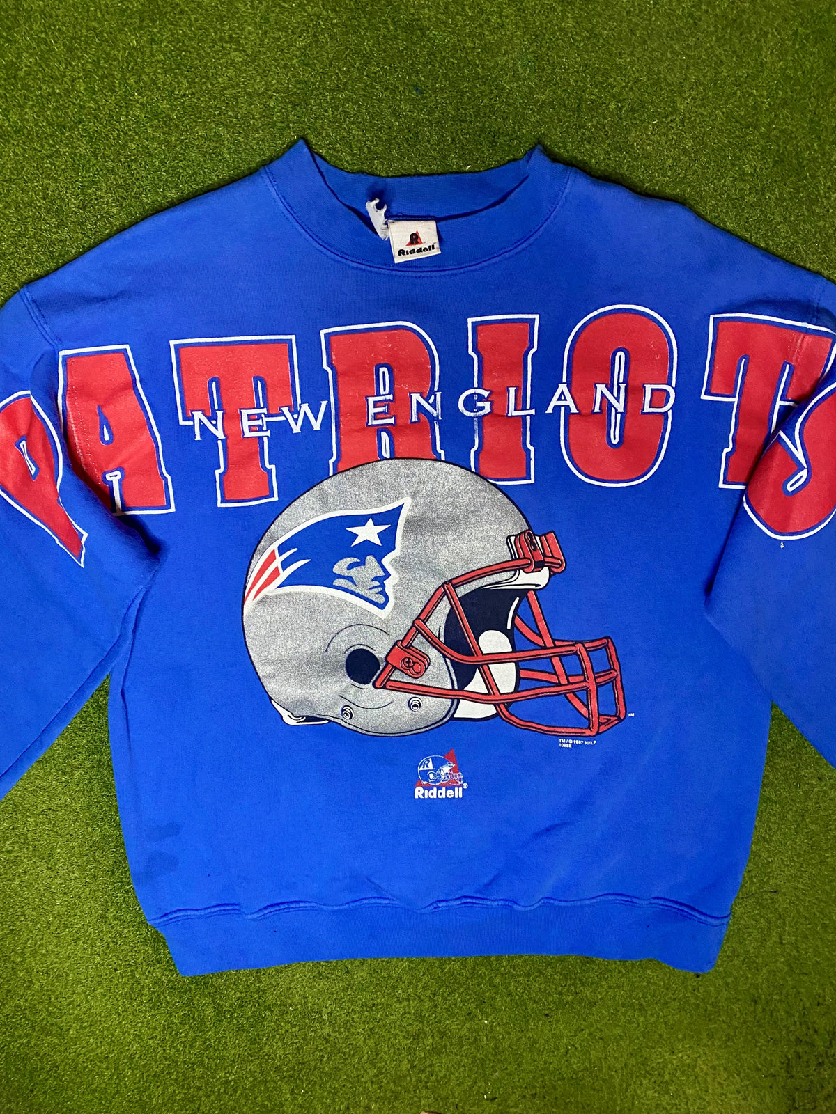 1997 New England Patriots - Vintage NFL Sweatshirt (Large) - Gametime Vintage
