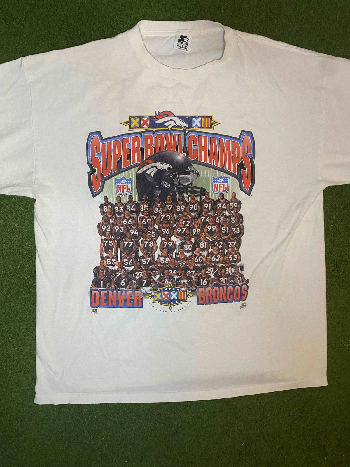 1998 Denver Broncos - Super Bowl Champs Roster - Vintage NFL T-Shirt (XL) - Gametime Vintage
