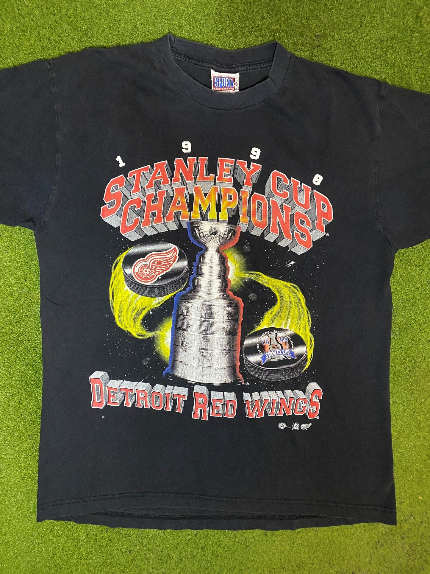 1998 Detroit Red Wings - Stanley Cup Champions - Vintage NHL T-Shirt (Large) - Gametime Vintage