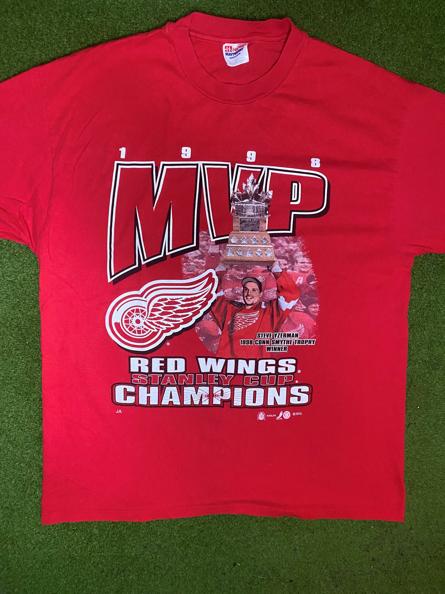 1998 Detroit Red Wings - Steve Yzerman MVP - Vintage NHL T-Shirt (XL) - Gametime Vintage