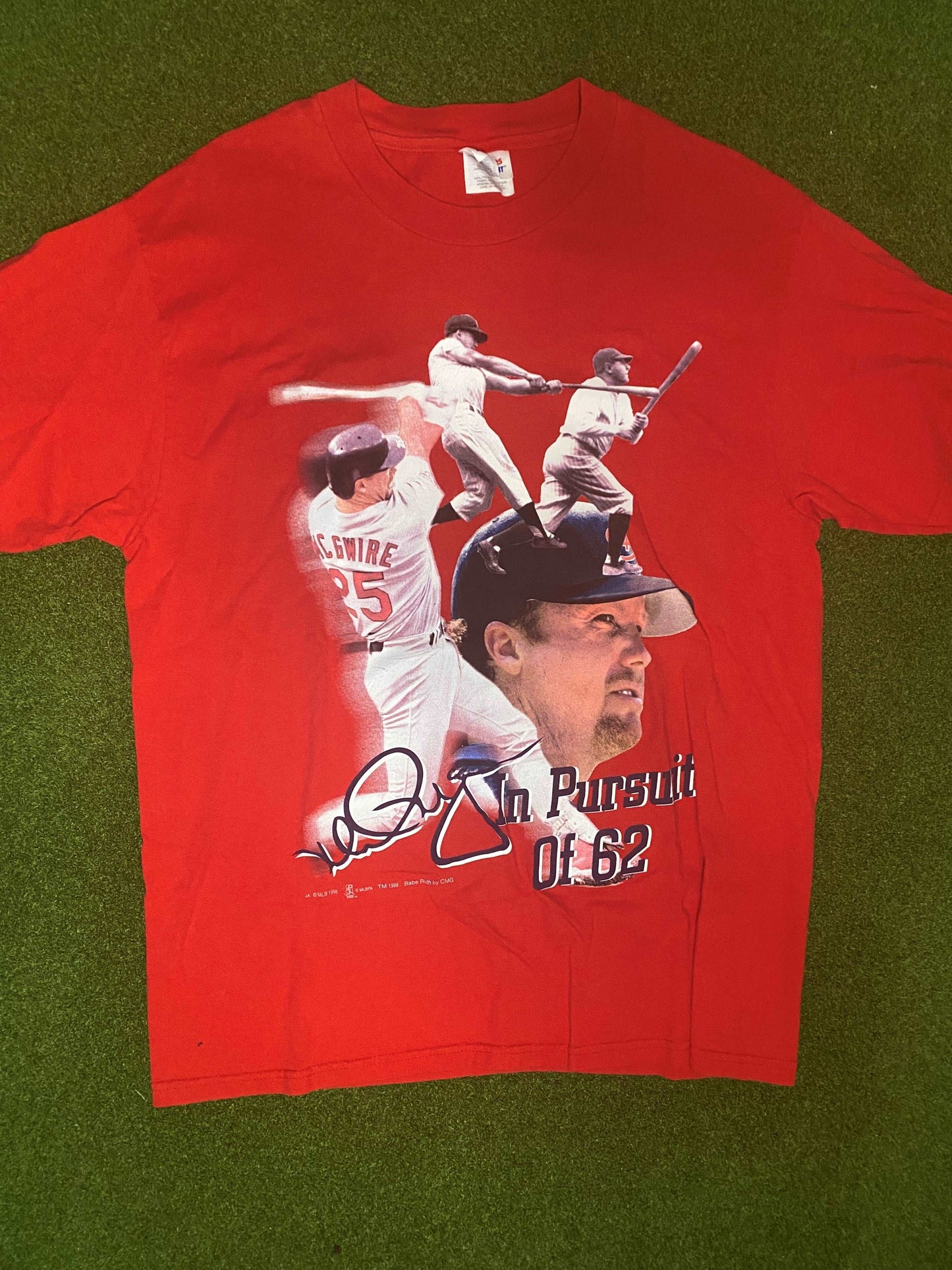 1998 St. Louis Cardinals - Mark Mcgwire In Pursuit of 62 - Vintage MLB Player Tee Shirt (Large) - Gametime Vintage