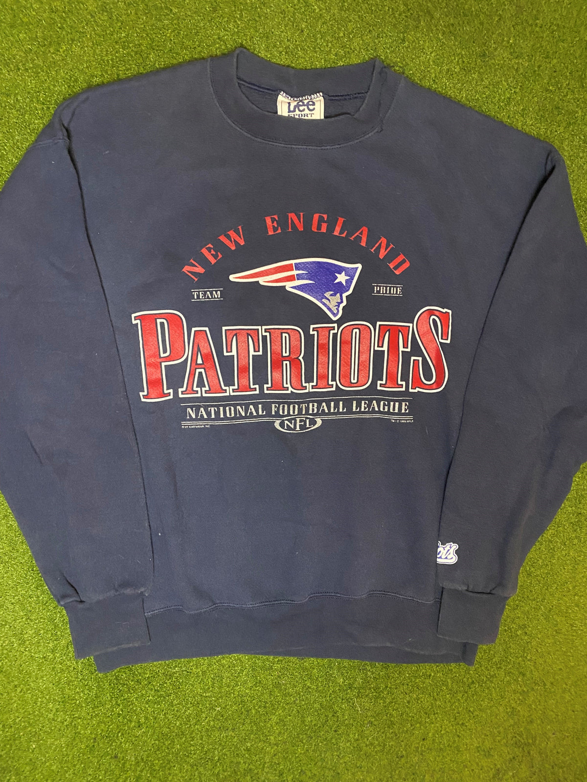 1999 New England Patriots - Vintage NFL Crewneck Sweatshirt (Large) - Gametime Vintage