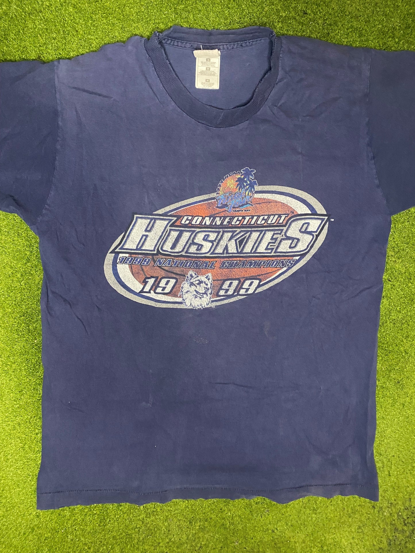 1999 UConn Huskies - National Champions - Vintage College T Shirt (Medium) - Gametime Vintage