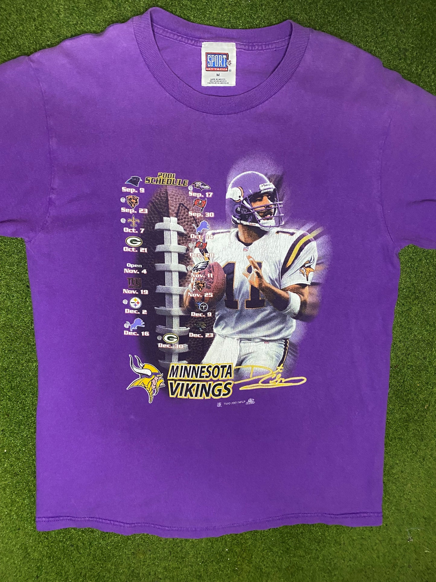 2001 Minnesota Vikings - Daunte Culpepper - Vintage NFL Player T-Shirt (Medium) - Gametime Vintage