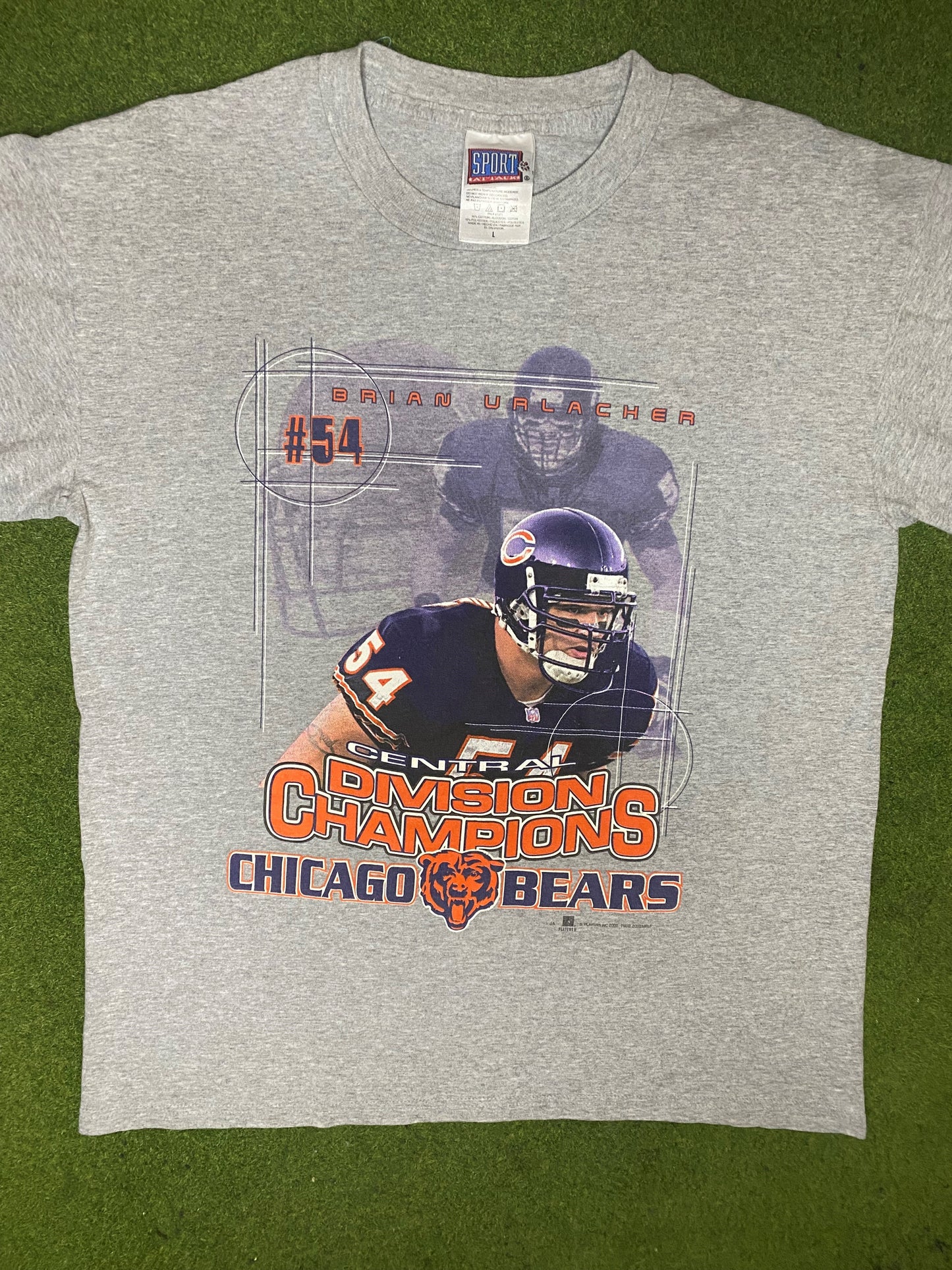 2002 Chicago Bears - Brian Urlacher - Vintage NFL Player T-Shirt (Large) - Gametime Vintage