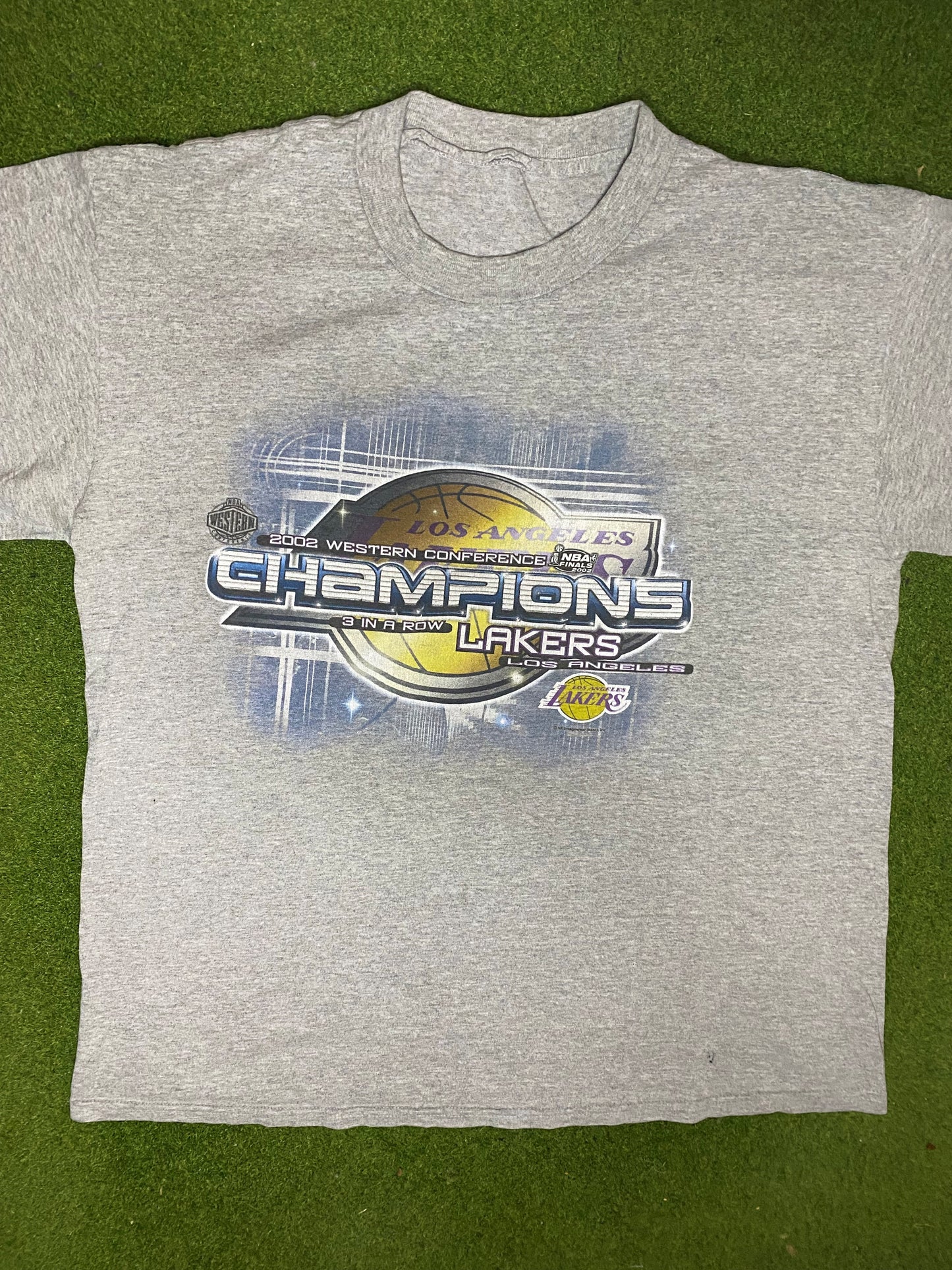 2002 Los Angeles Lakers - West Conf Champions - Vintage NBA T-Shirt (Large) - Gametime Vintage