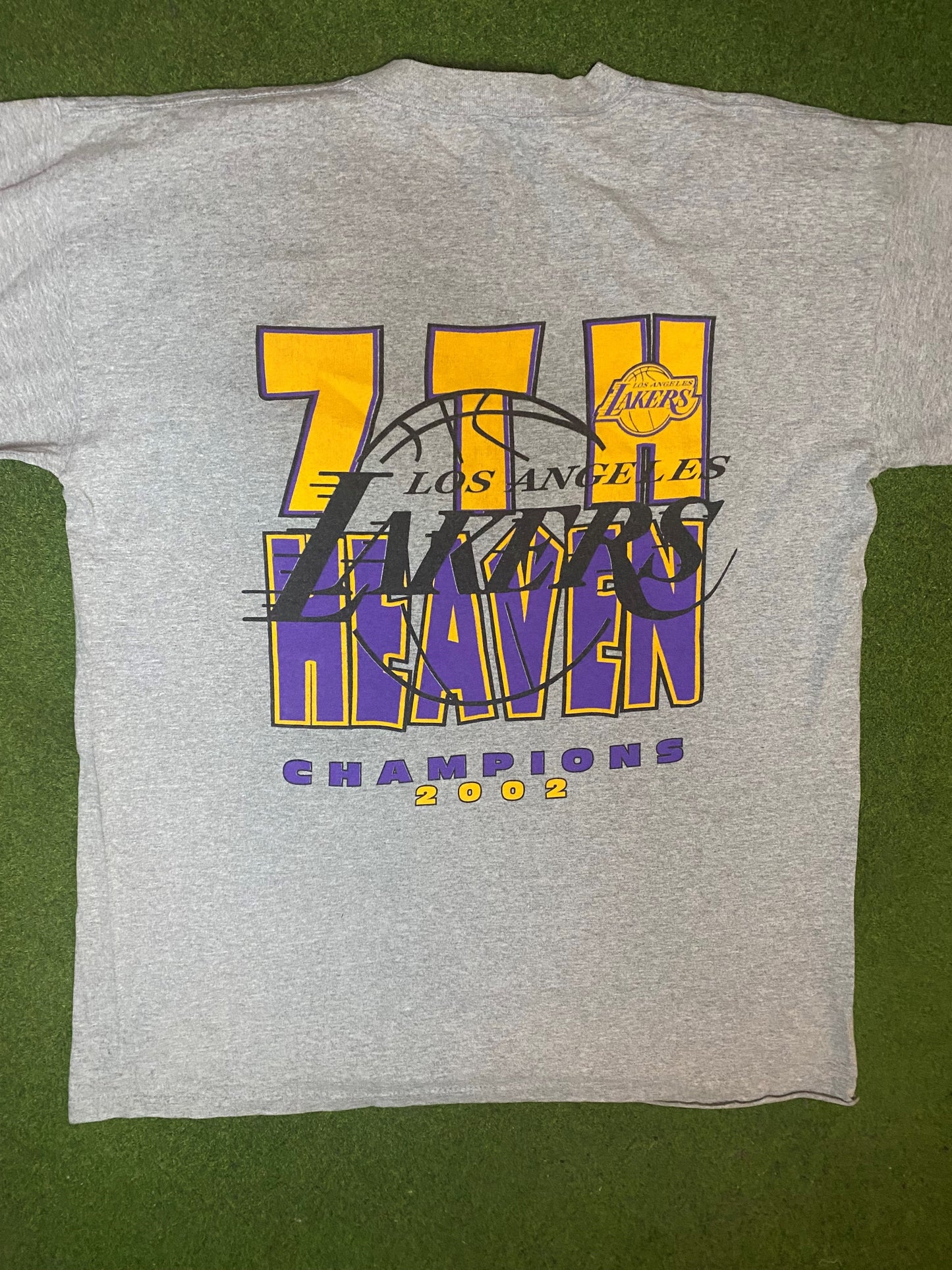 2002 Los Angeles Lakers - World Champions Ft. Kobe Bryant and Shaq - Vintage NBA T-Shirt (2XL) - Gametime Vintage