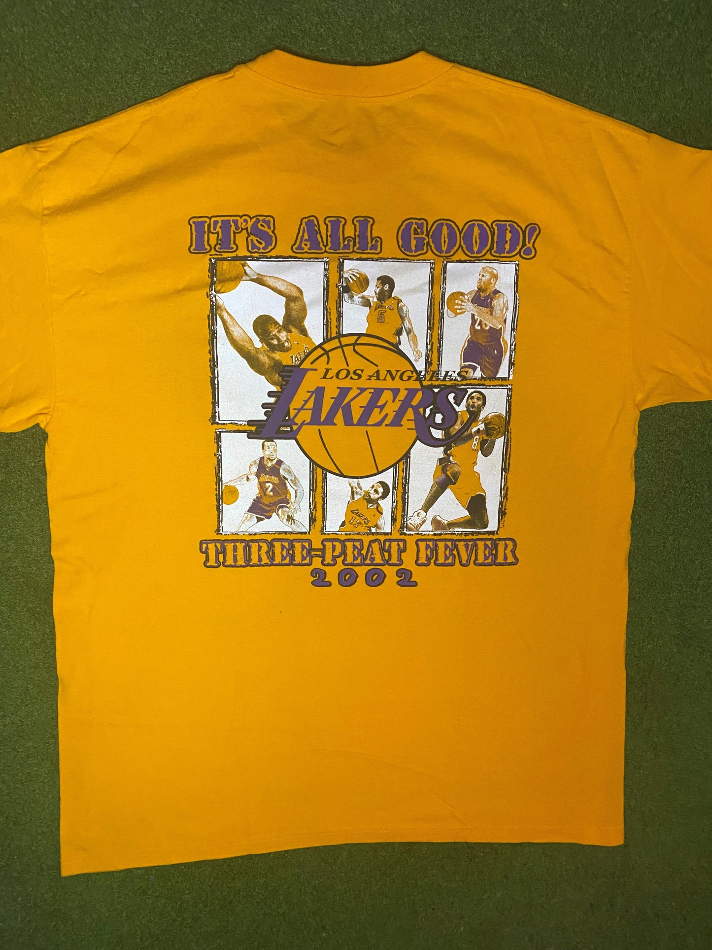 2002 Los Angeles Lakers - World Champions Ft. Kobe Bryant and Shaq - Vintage NBA T-Shirt (2XL) - Gametime Vintage
