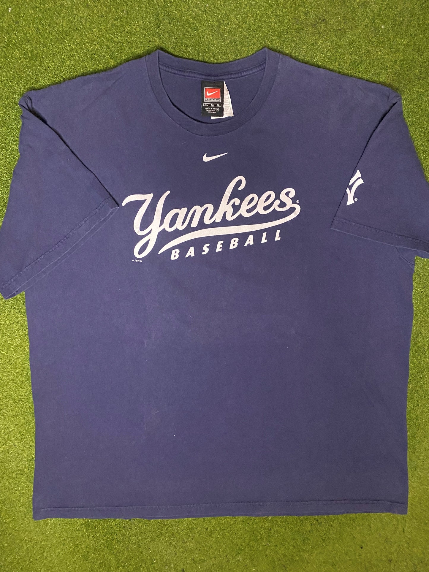 2002 New York Yankees - Vintage MLB Tee (XL) - Gametime Vintage