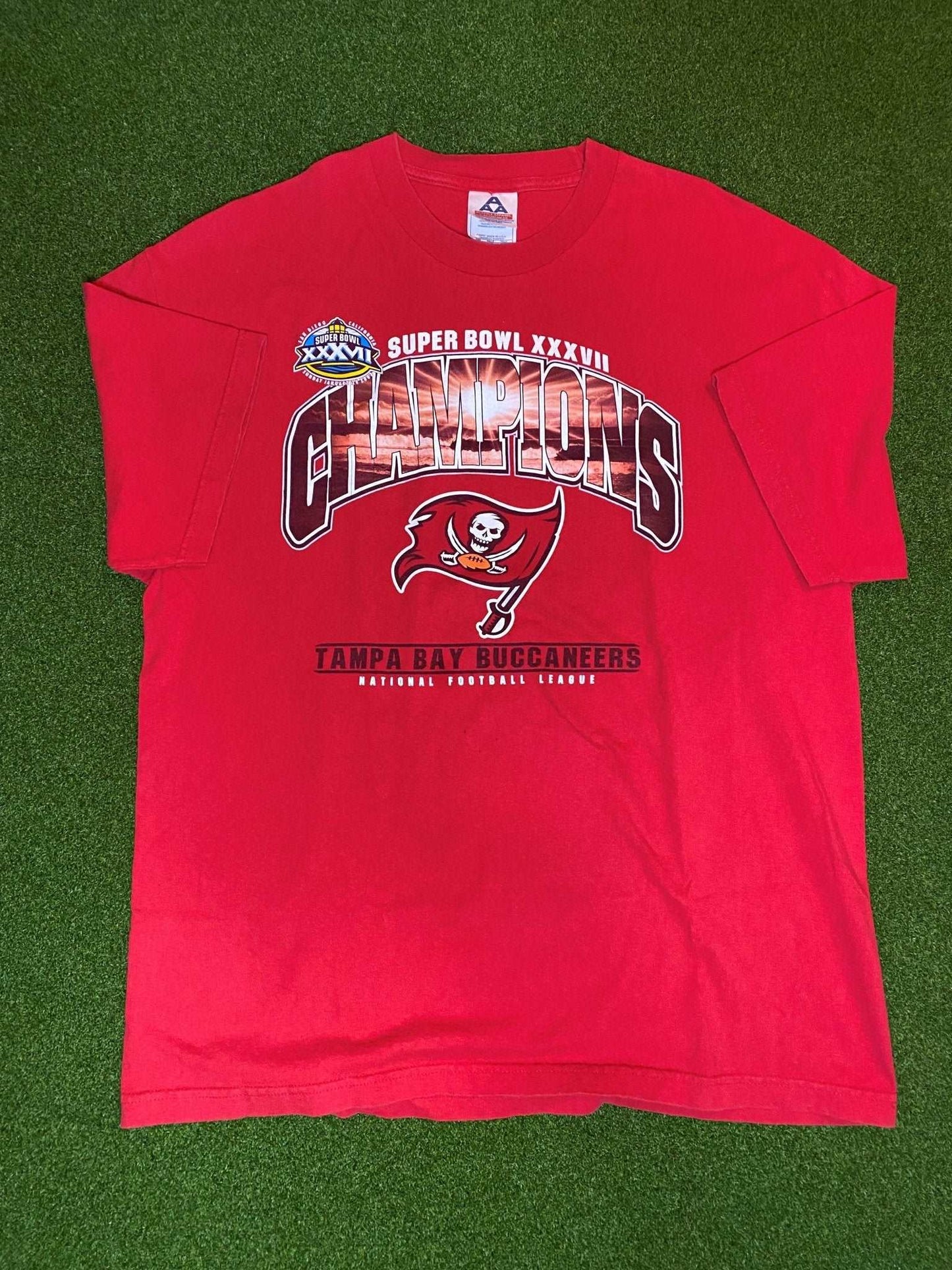 2003 Tampa Bay Buccaneers - Super Bowl XXXVII Champ - Vintage NFL Tee Shirt (XL) - Gametime Vintage