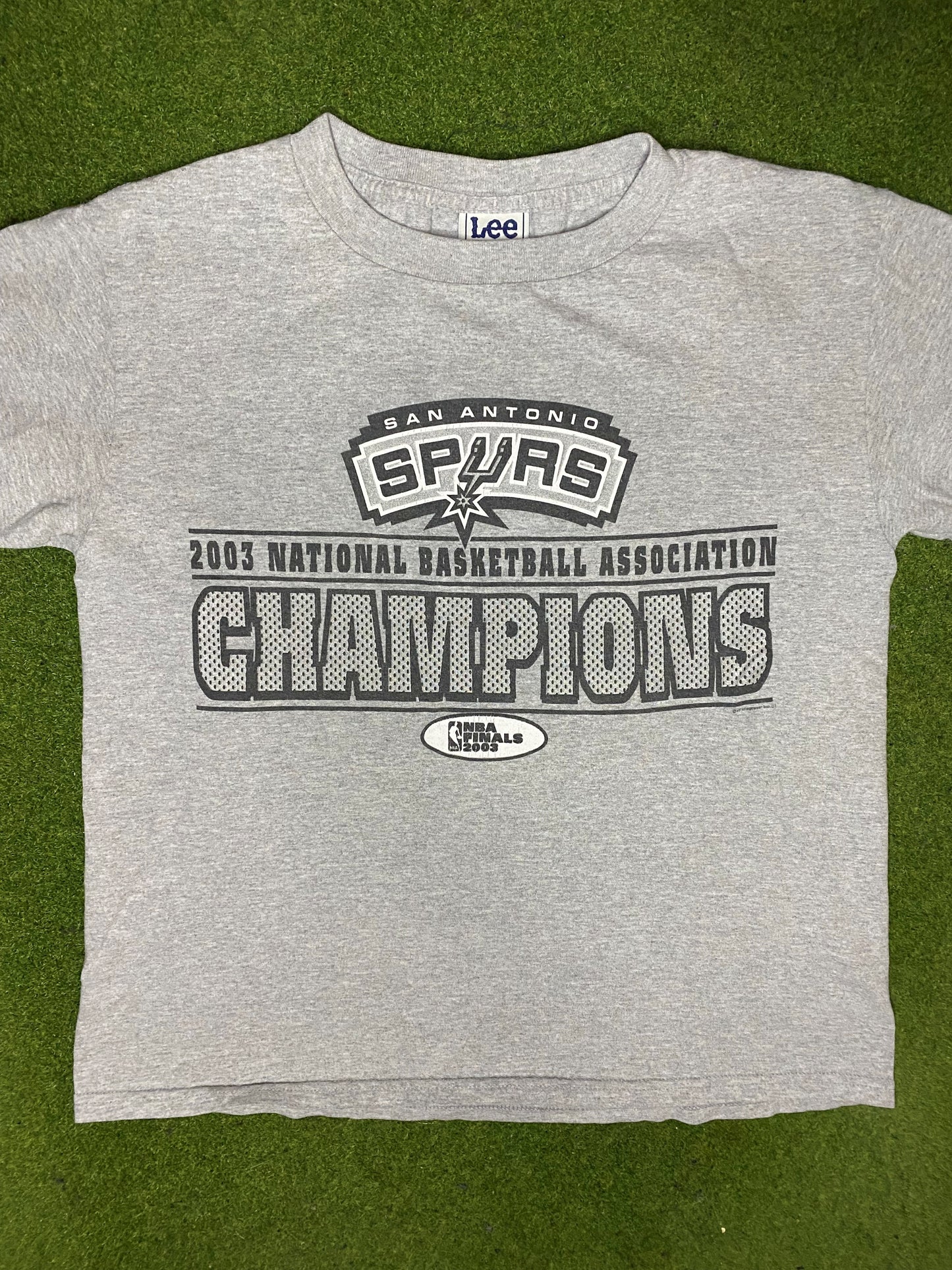 2003 San Antonio Spurs - Champions - Vintage NBA T-Shirt (Youth Large) - Gametime Vintage