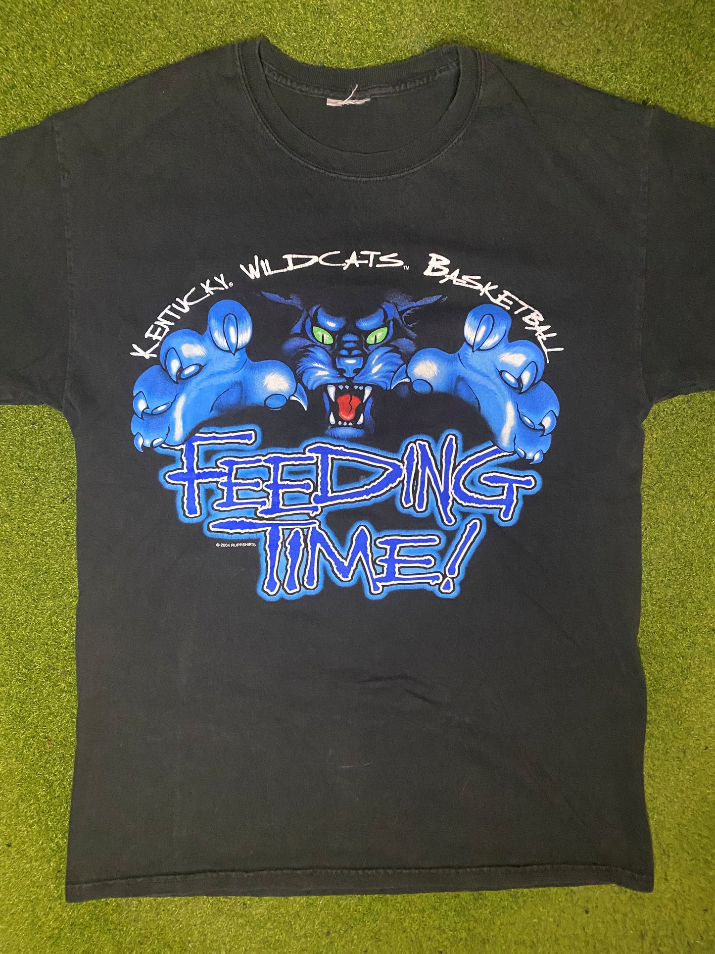 2004 Kentucky Wildcats - Feeding Time - Vintage College T Shirt (Medium) - Gametime Vintage