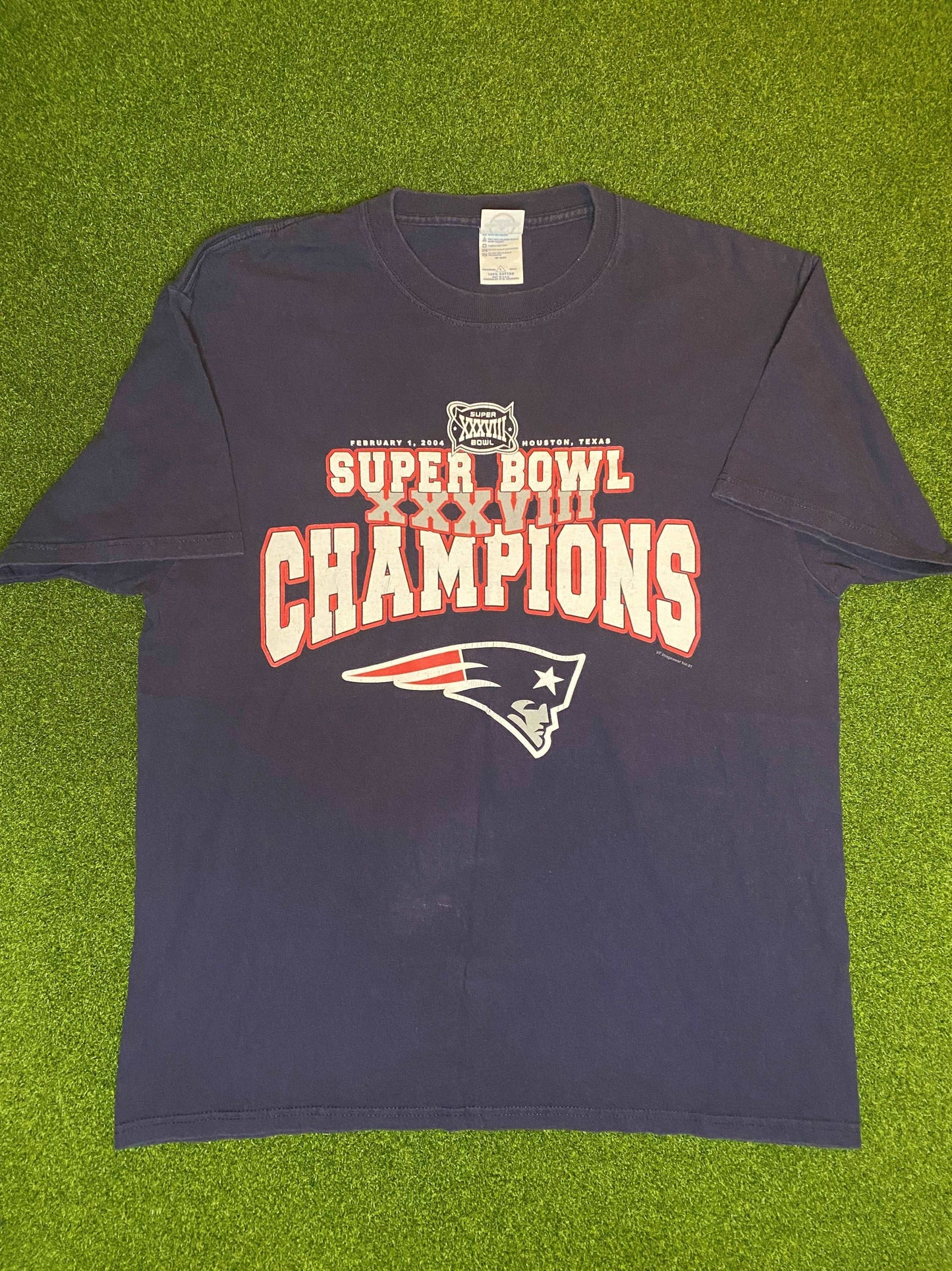 2004 New England Patriots - Super Bowl XXXVIII Champions - Vintage NFL Tee Shirt (Large) - Gametime Vintage