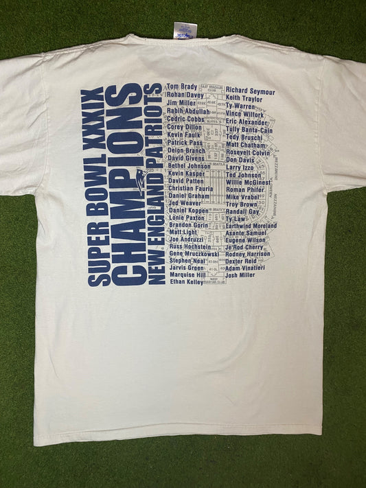 2004 New England Patriots - Super Bowl XXXIX Champions Ft. Tom Brady - Double Sided - Vintage NFL T-Shirt (Large) - Gametime Vintage