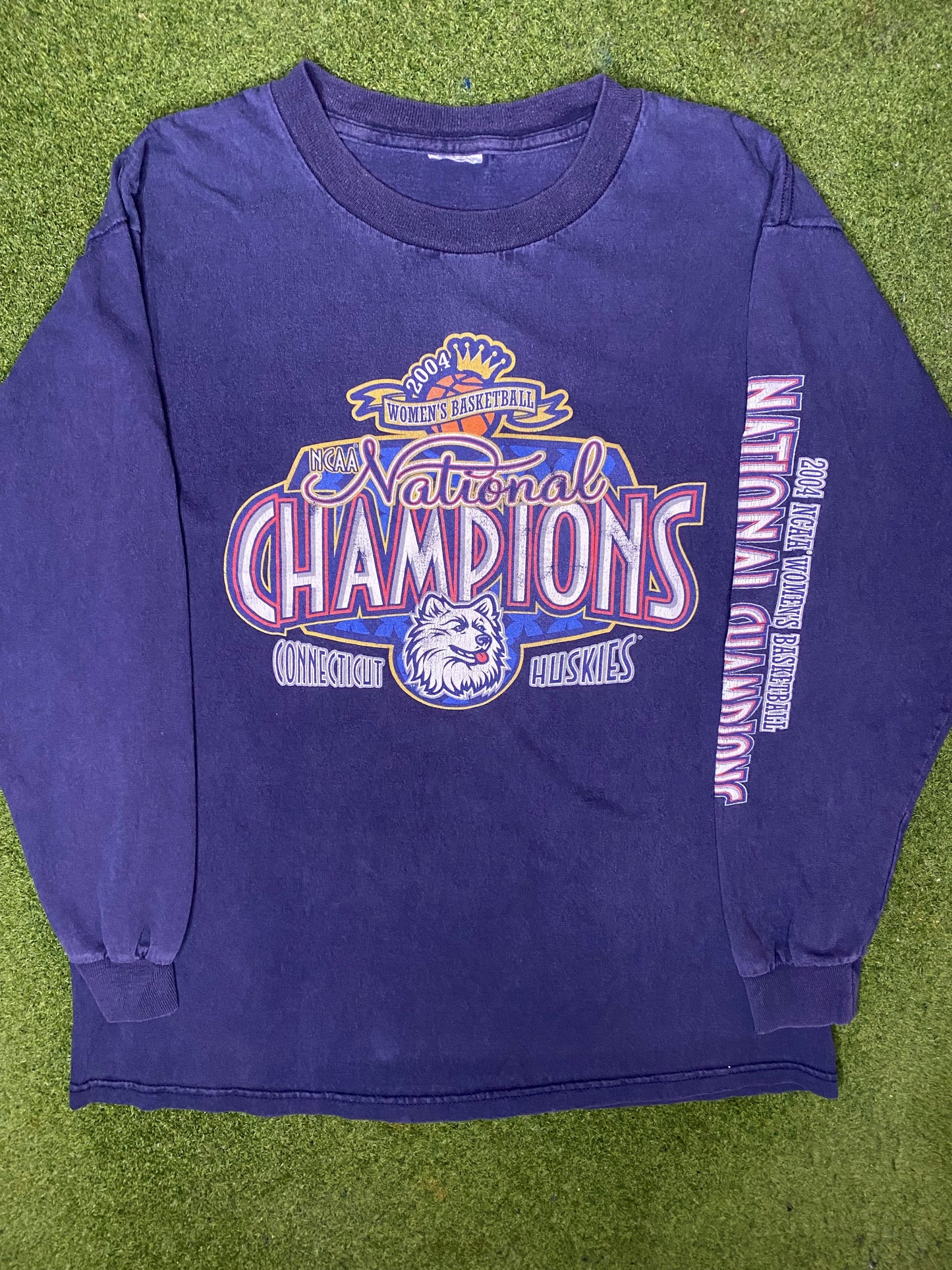 UConn Huskies 2004 - Campeonas Nacionales Femeninas - Manga Larga Universitaria Clásica (Mediana)