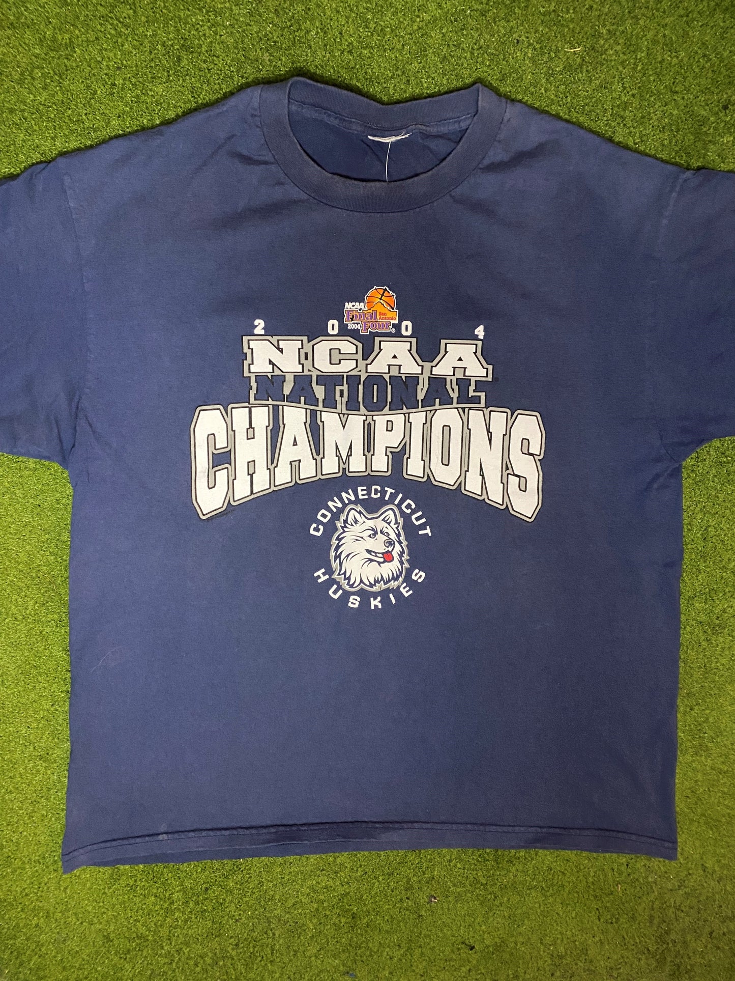 2004 UConn Huskies - National Champions - Vintage College Basketball T-Shirt (XL) - Gametime Vintage