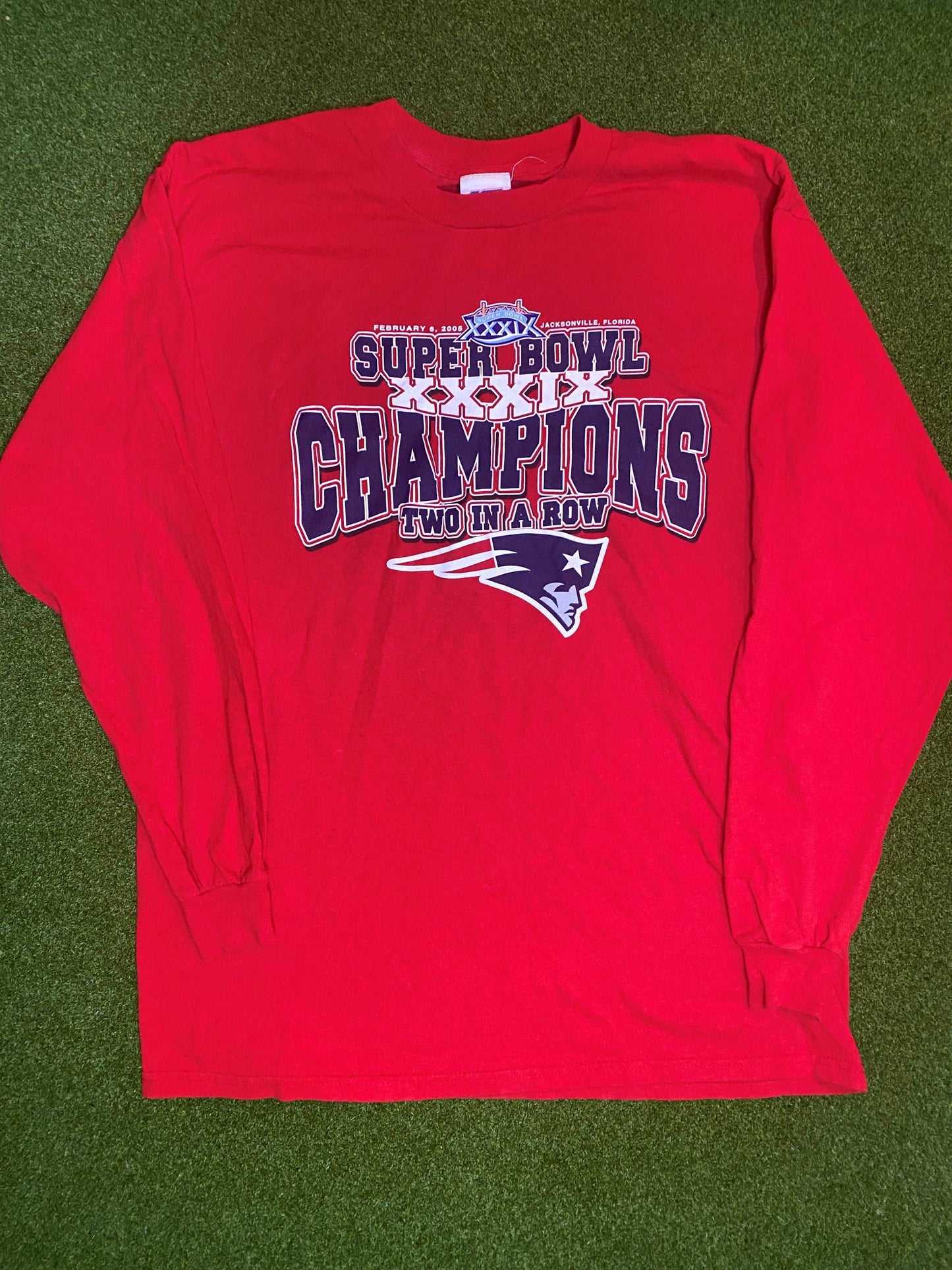 2005 New England Patriots - Super Bowl XXXIX Champions - Vintage NFL Tee Shirt (Large) - Gametime Vintage