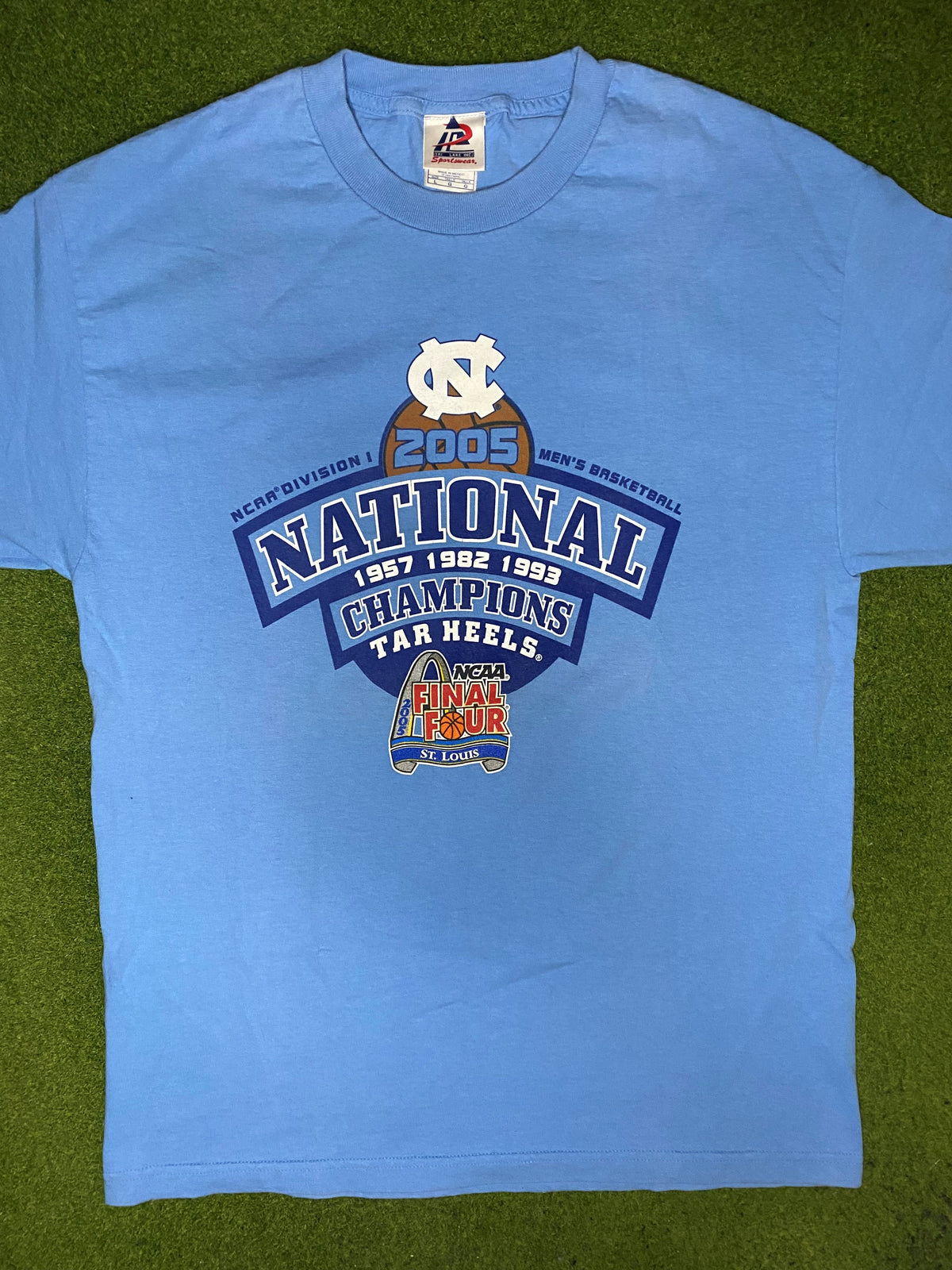 2005 North Carolina Tar Heels - National Champions - Vintage College T Shirt (Large) - Gametime Vintage