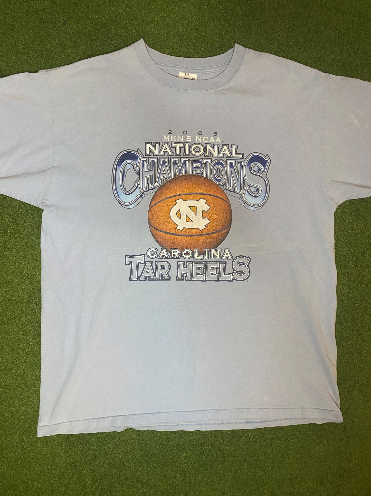 2005 North Carolina Tar Heels - National Champions - Vintage College Basketball Tee Shirt (Large) - Gametime Vintage