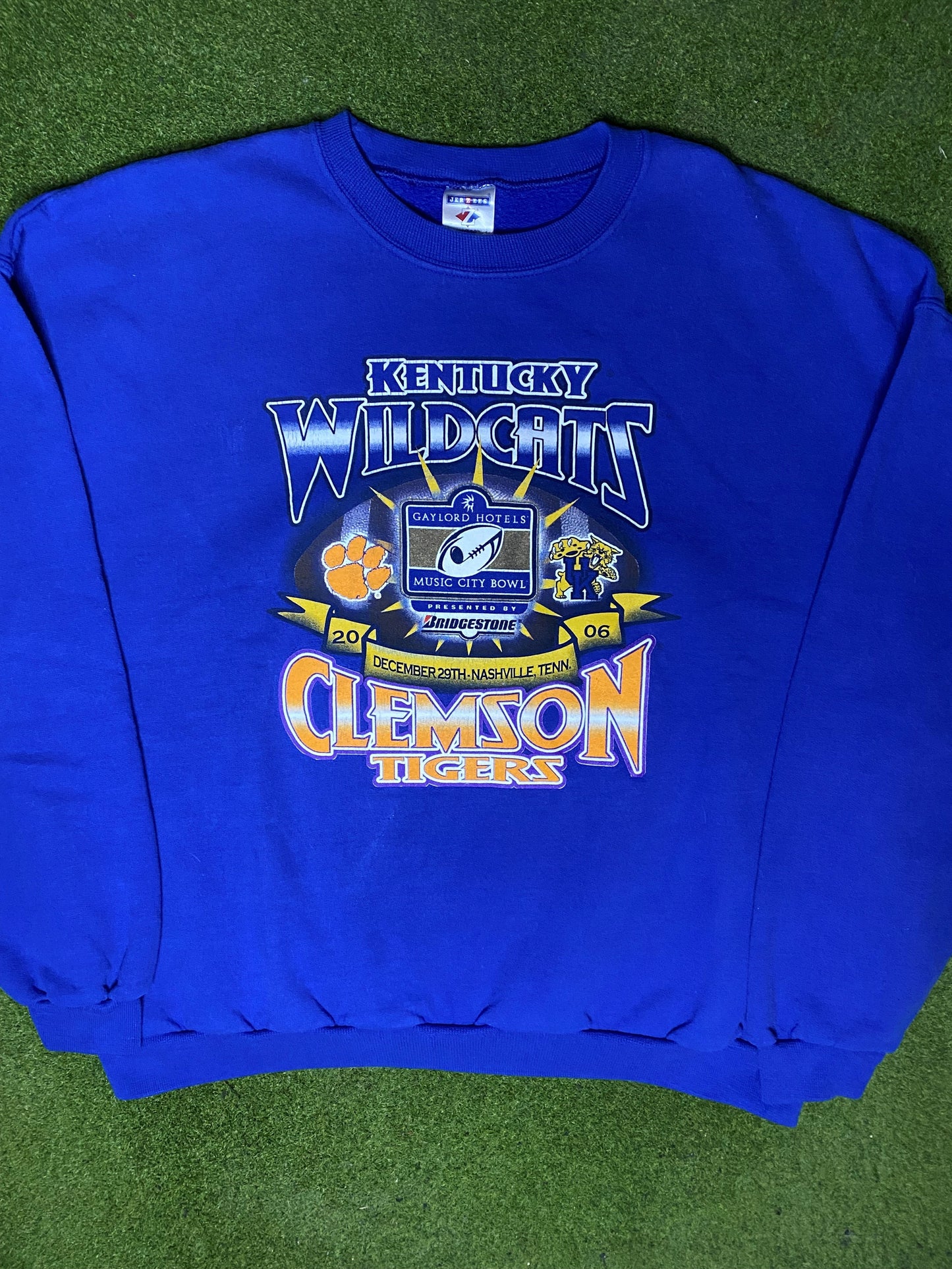 2006 Kentucky Wildcats - Music City Bowl - Vintage College Sweatshirt (XL) - Gametime Vintage