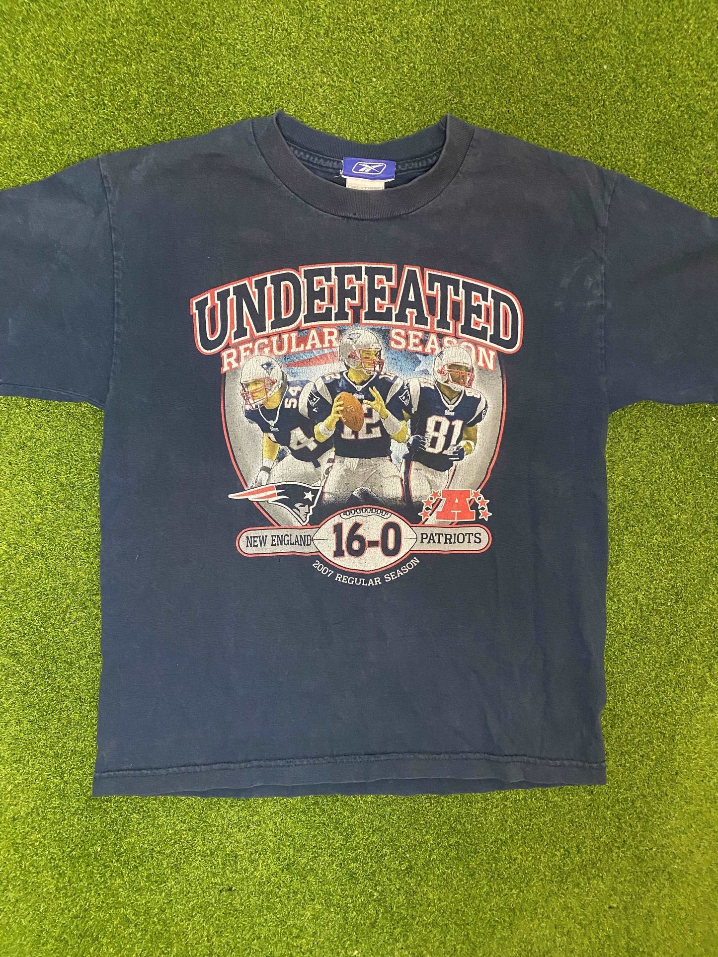 2007 New England Patriots - 16-0 Undefeated Regular Season - Ft. Brady, Moss, Bruschi - Vintage NFL Tee Shirt (Youth Large) - Gametime Vintage