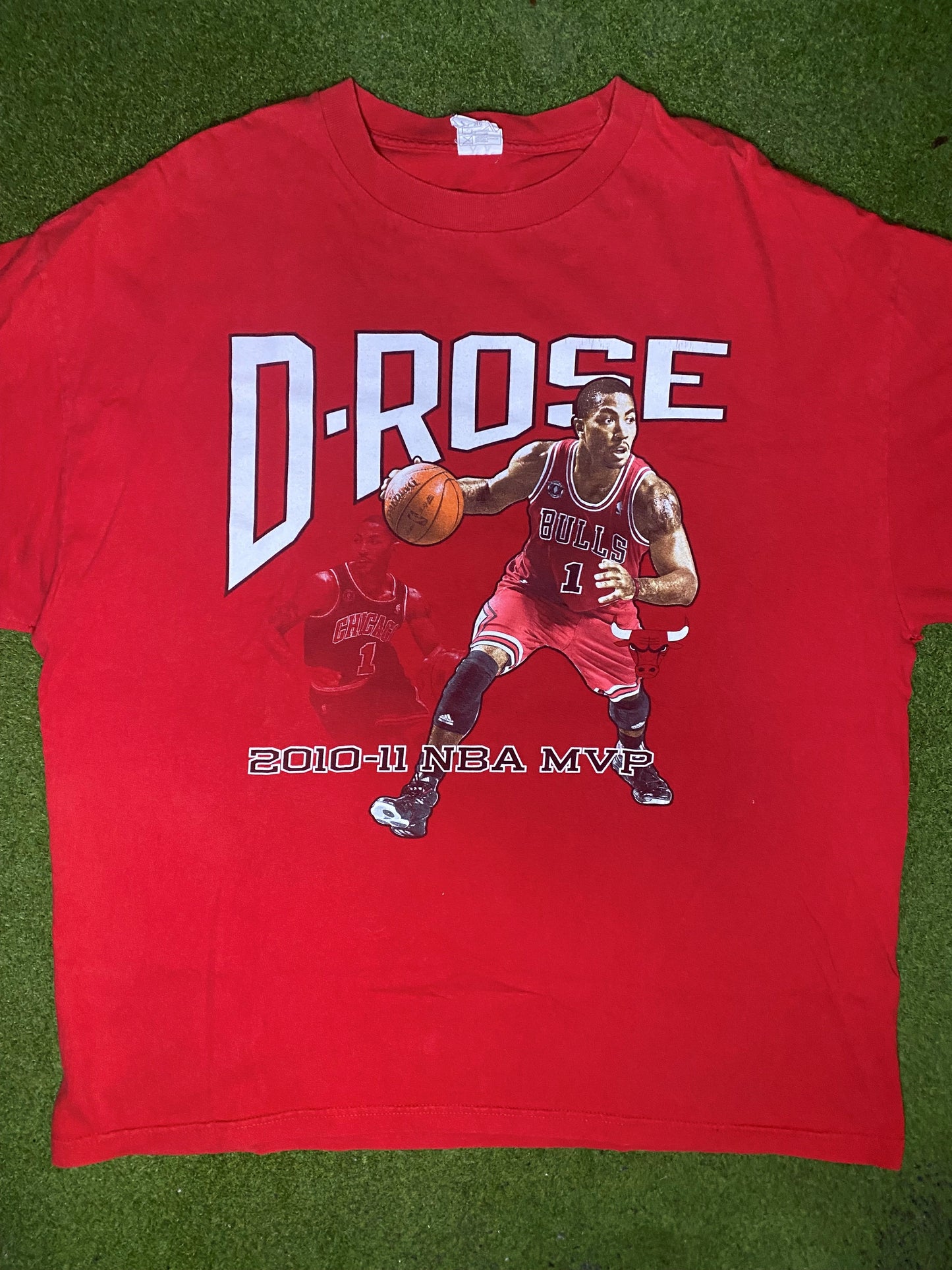 2010 Derrick Rose - MVP - Vintage NBA Player T Shirt (2XL) - Gametime Vintage