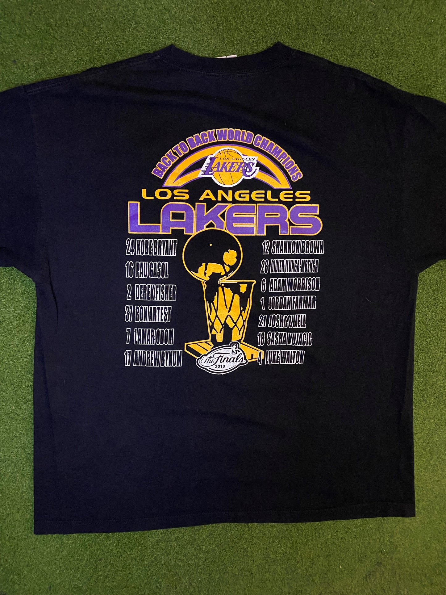 2010 Los Angeles Lakers - Back To Back Champions - Vintage NBA T-Shirt (2XL) - Gametime Vintage