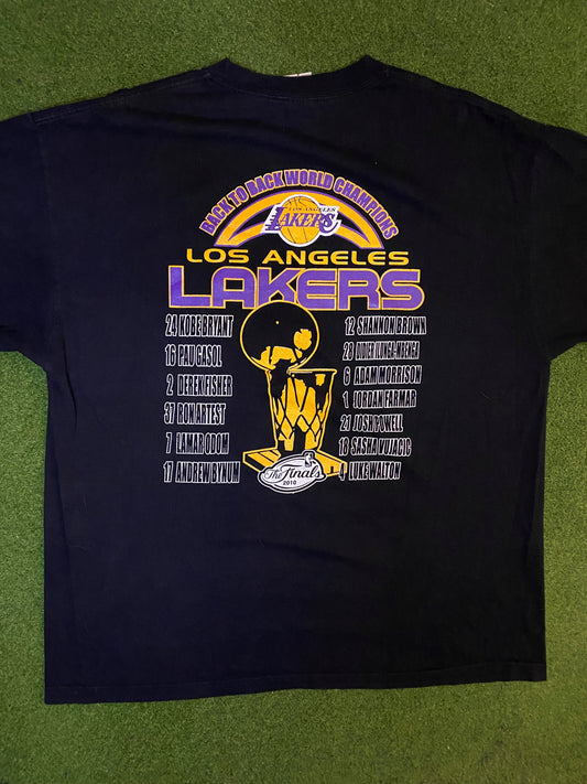 2010 Los Angeles Lakers - Back To Back Champions - Vintage NBA T-Shirt (2XL) - Gametime Vintage