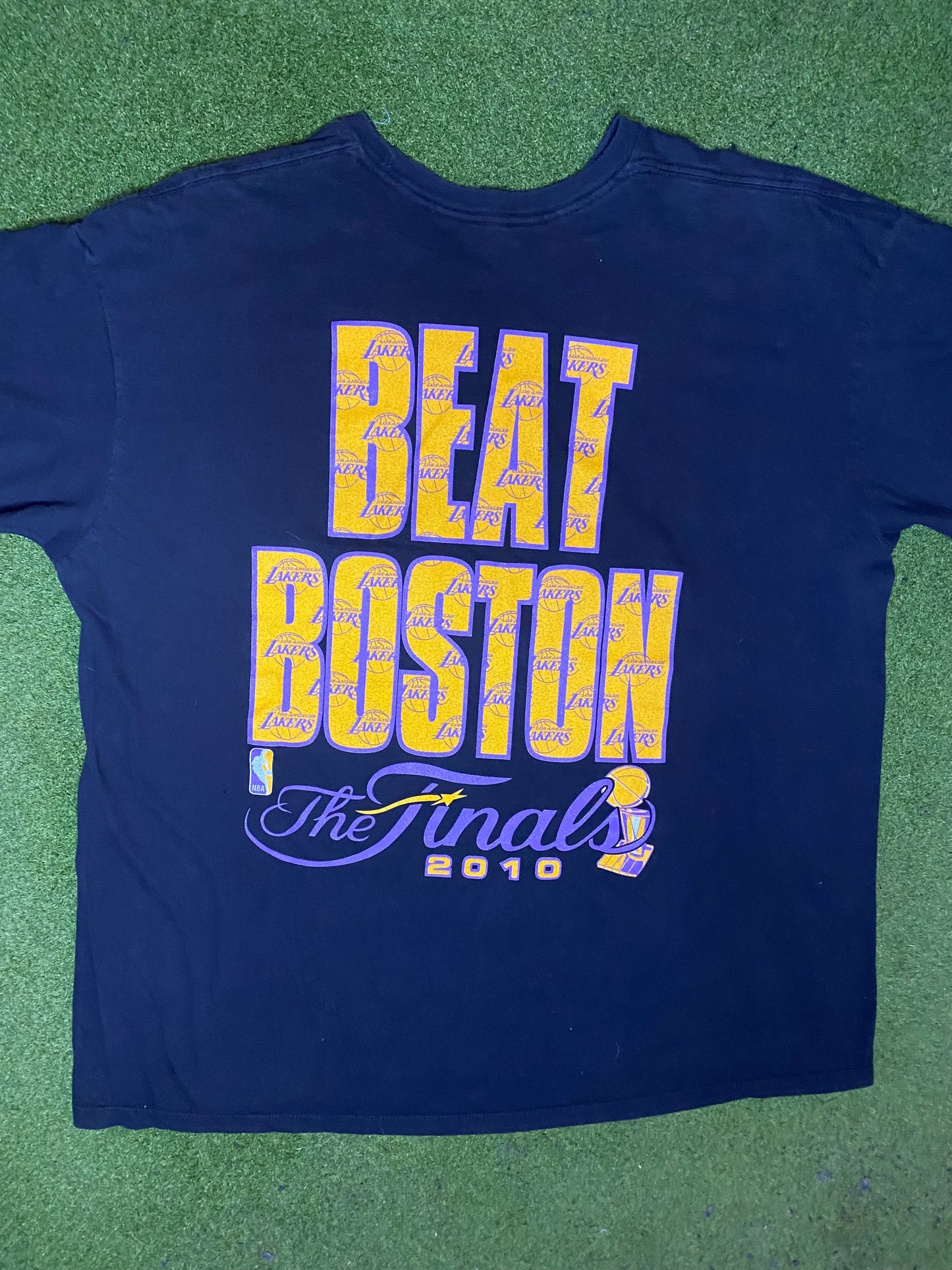 2010 Los Angeles Lakers - NBA Finals - Beat Boston - Vintage NBA T-Shirt (XL) - Gametime Vintage