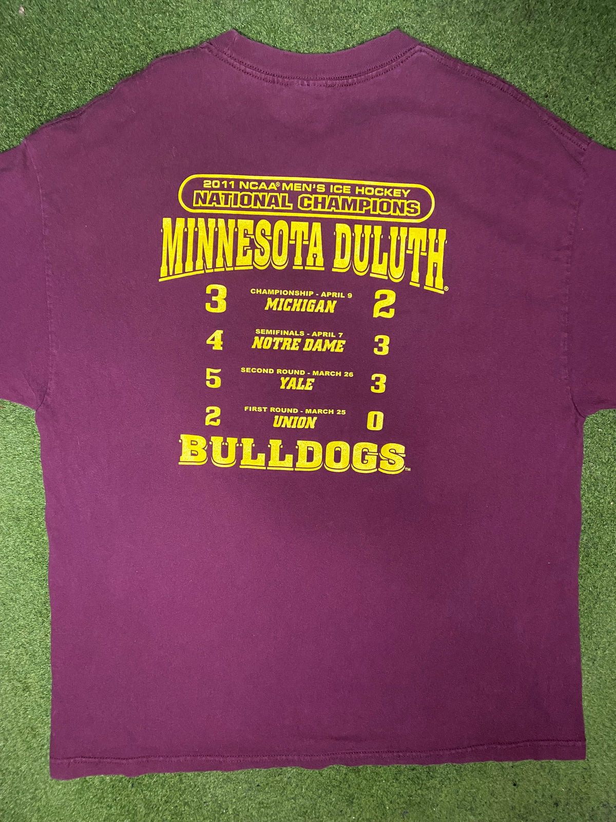 2011 Minnesota Duluth Bulldogs - Frozen Four National Champions - Vintage College T Shirt (XL) - Gametime Vintage