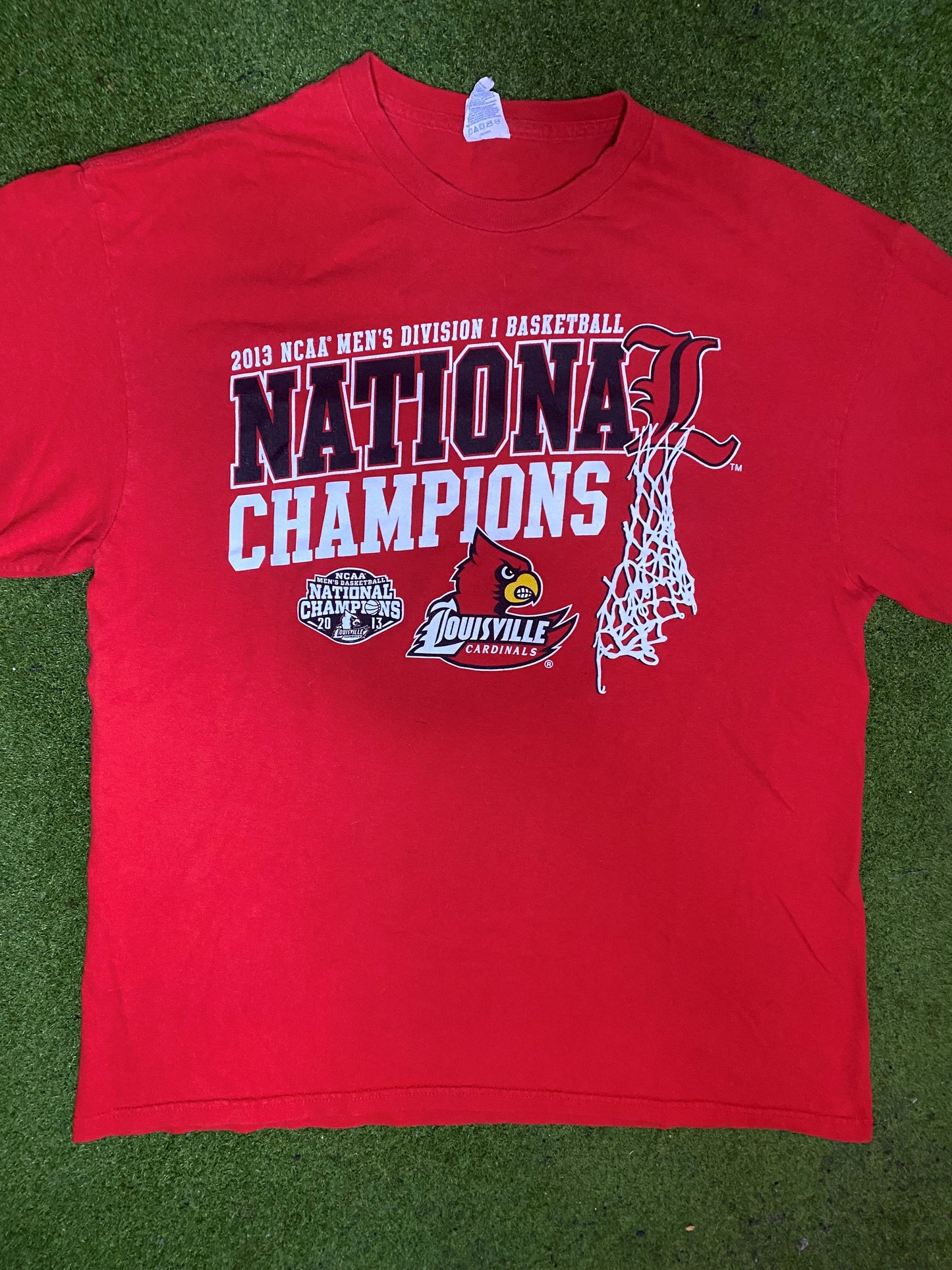 2013 Louisville Cardinals - National Champions - Vintage College Basketball T-Shirt (Large) - Gametime Vintage